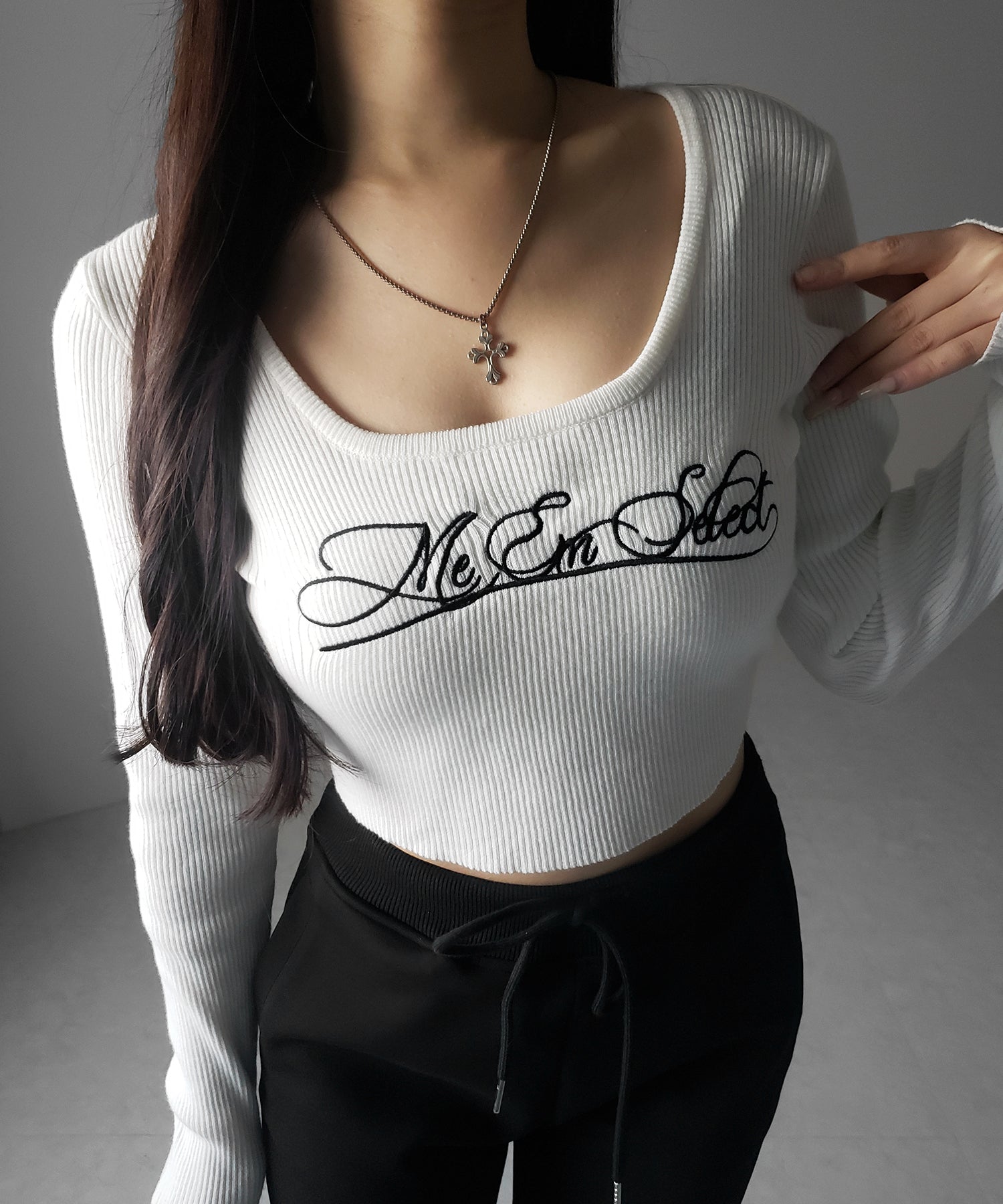 レタリングロゴ刺繍スクエアネックショートリブニットトップス / lettering logo embroidery square neck short rib knit tops