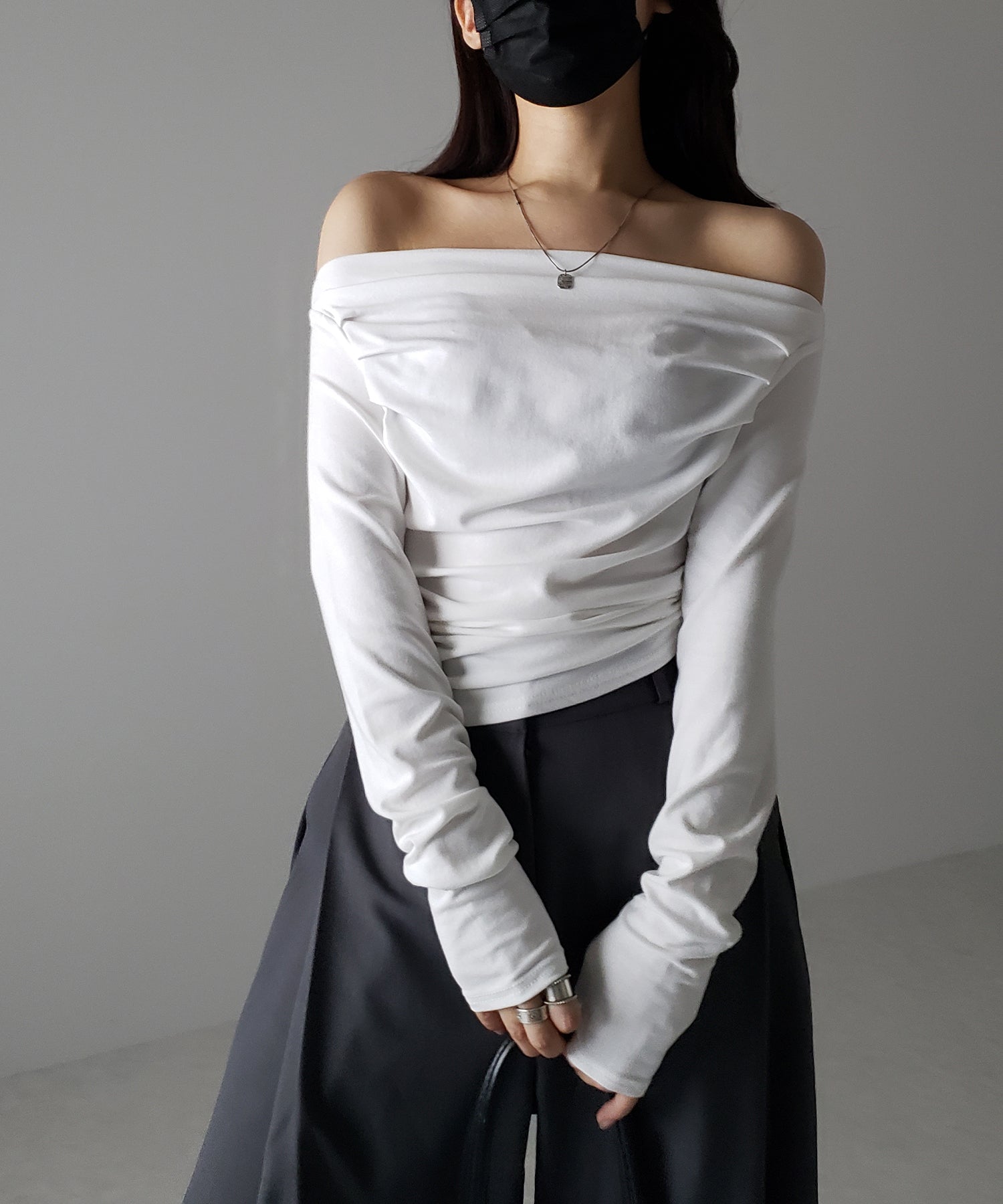 タックデザインドレープオフショルダートップス