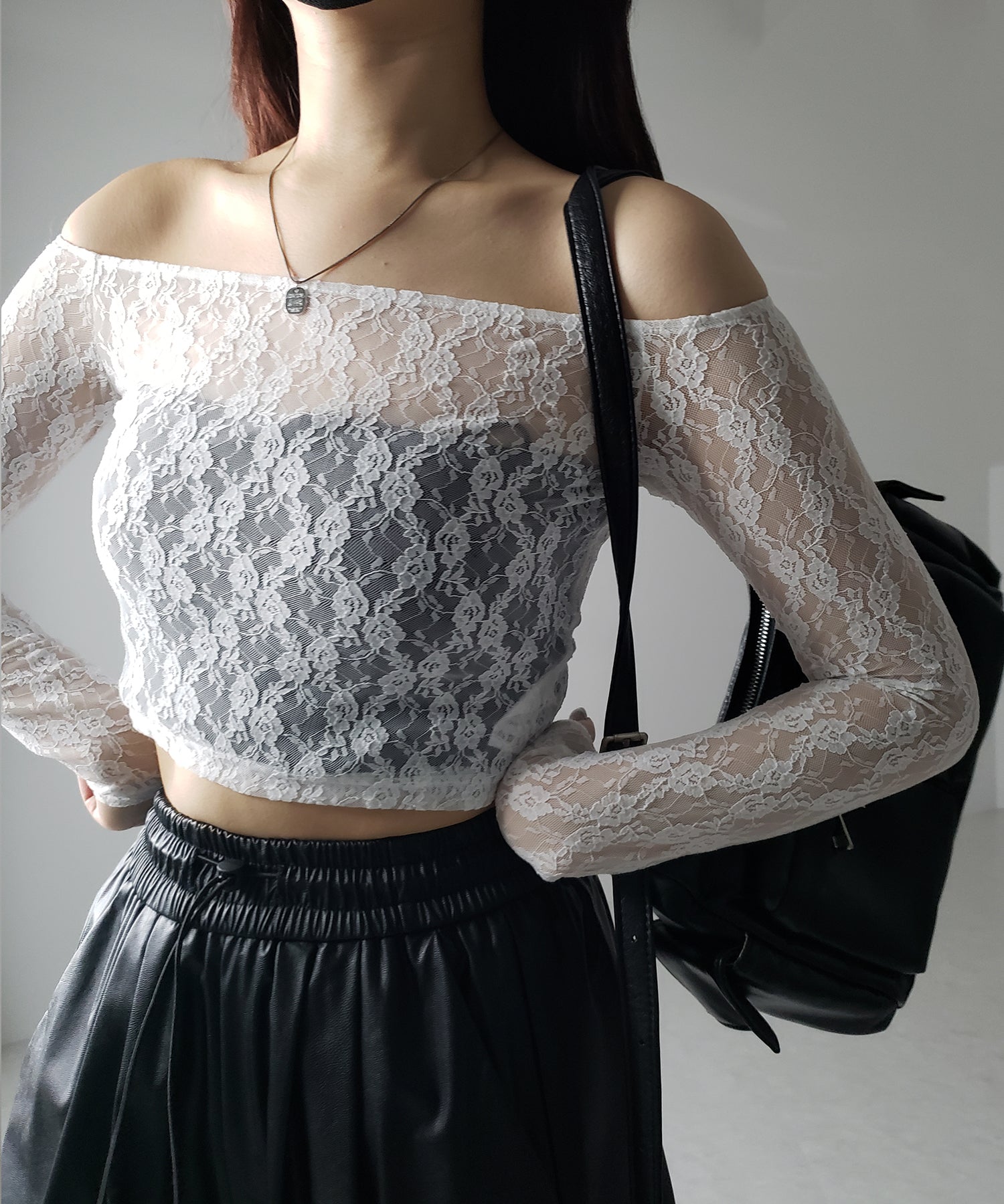 【 2color 】オフショルショートレーストップス / off-shoulder short lace tops