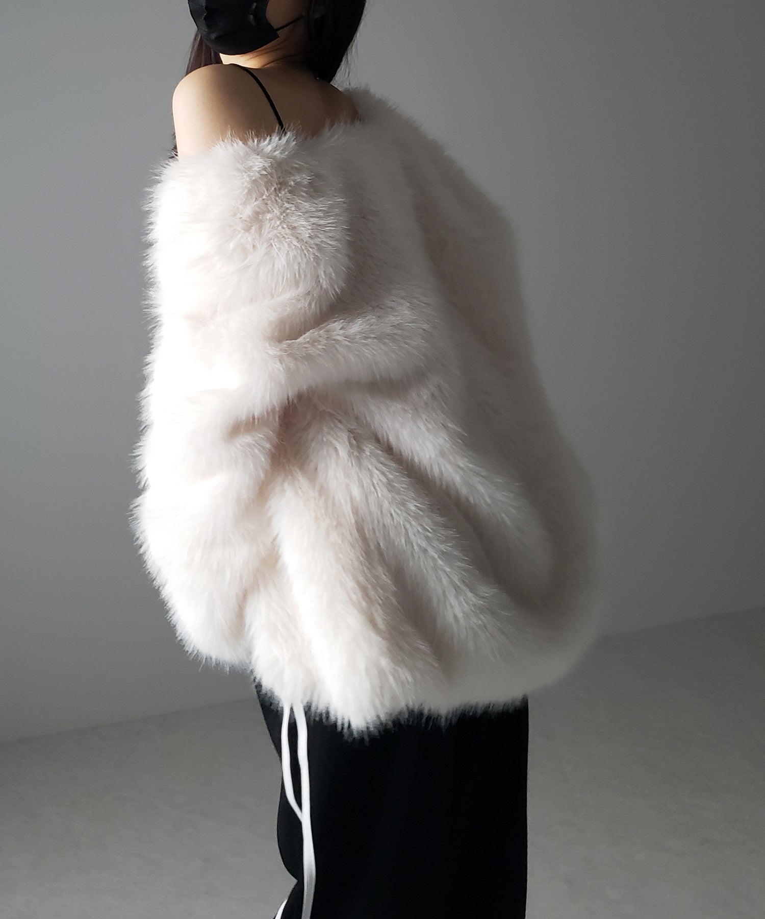 ノーカラーボリュームフェイクファーコート