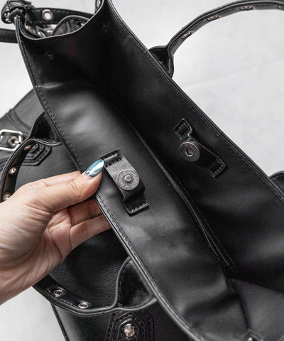 【 ショルダーストラップ付き2WAY 】アイレットベルトジップアップスクエアフォルムハンドバッグ / ( 2WAY ) eyelet belt zipup square form handbag