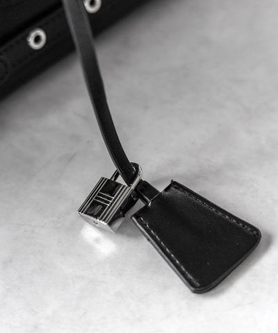 【 ショルダーストラップ付き2WAY 】ベルテッドキーチャームフラップスクエアハンドバッグ / ( 2WAY ) belted key charm flap square handbag