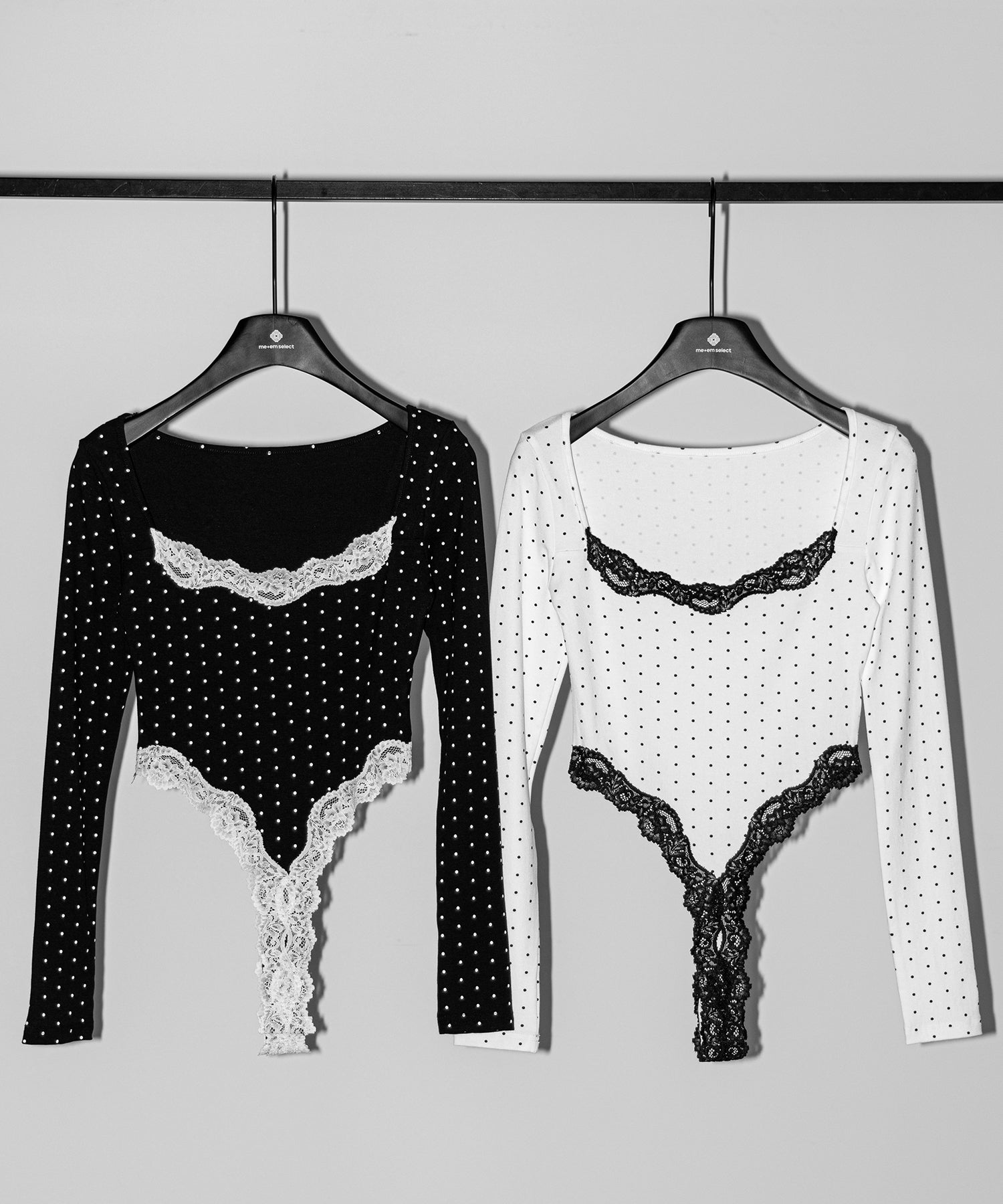 ドットカットアウトレースポイントボディスーツトップス /dot cutout lace point bodysuit tops