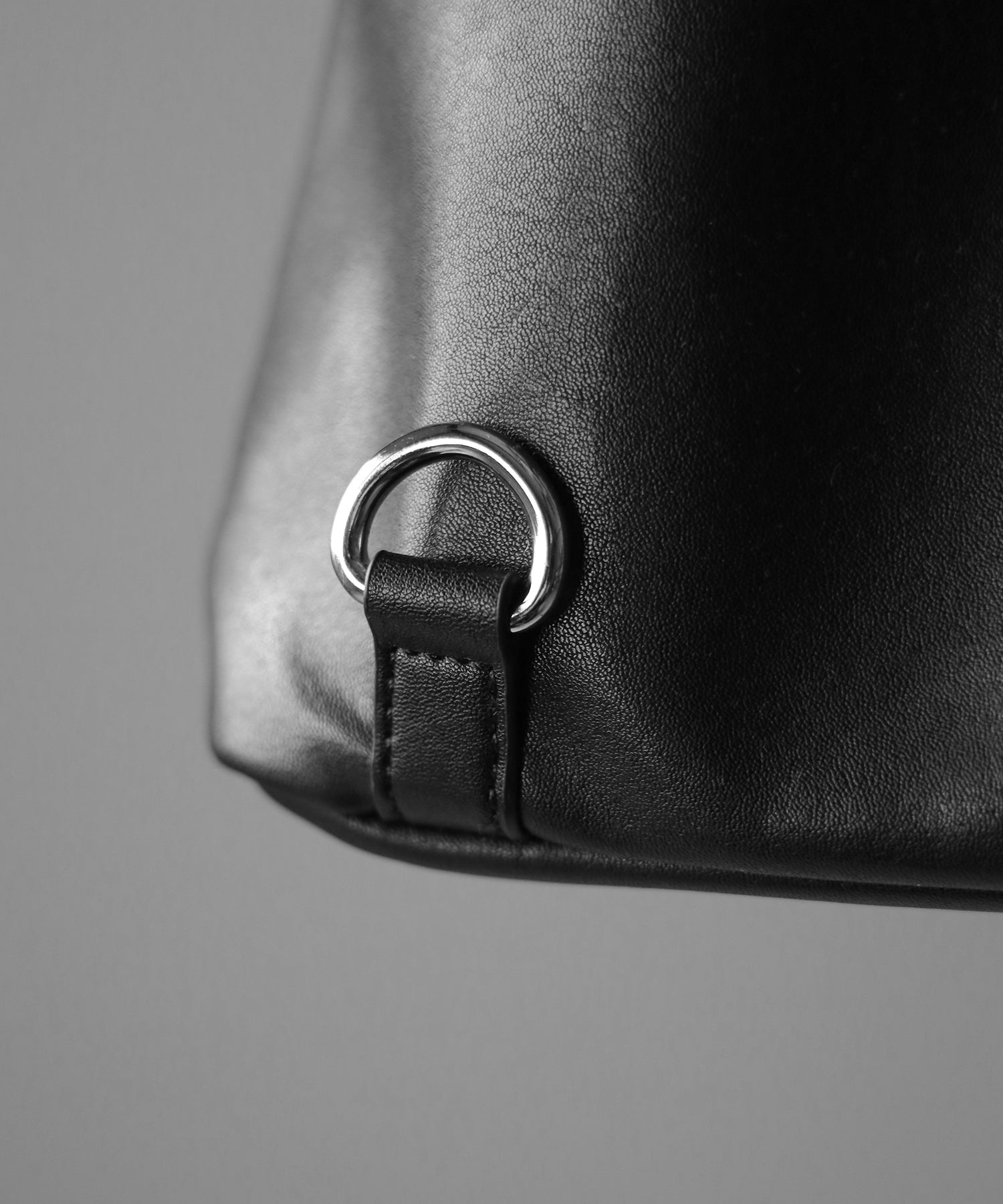 【 2WAY 】ダブルジップアウトポケットフェイクレザー巾着ショルダーバッグ / ( 2WAY ) double zip out pocket fake leather drawstring shoulder bag