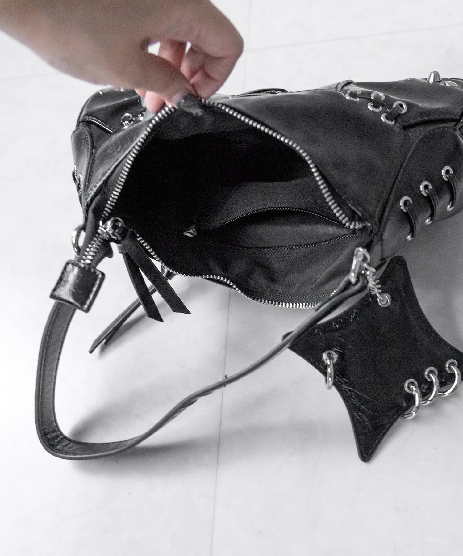 【 ショルダーストラップ付 】ピアッシングレースアップショルダーバッグ / piercing lace-up vintage shoulder bag