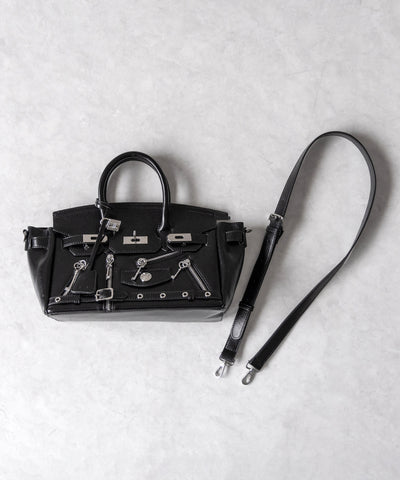 【 ショルダーストラップ付き2WAY 】ベルテッドキーチャームフラップスクエアハンドバッグ / ( 2WAY ) belted key charm flap square handbag