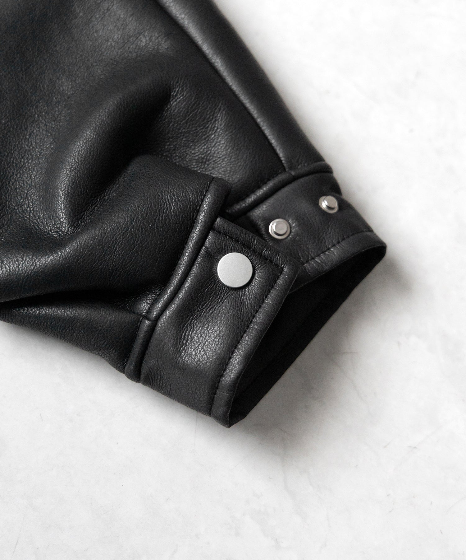 【 2color 】フェイクレザーベルテッドボアムートンジャケット / fake leather belted boa mouton jacket