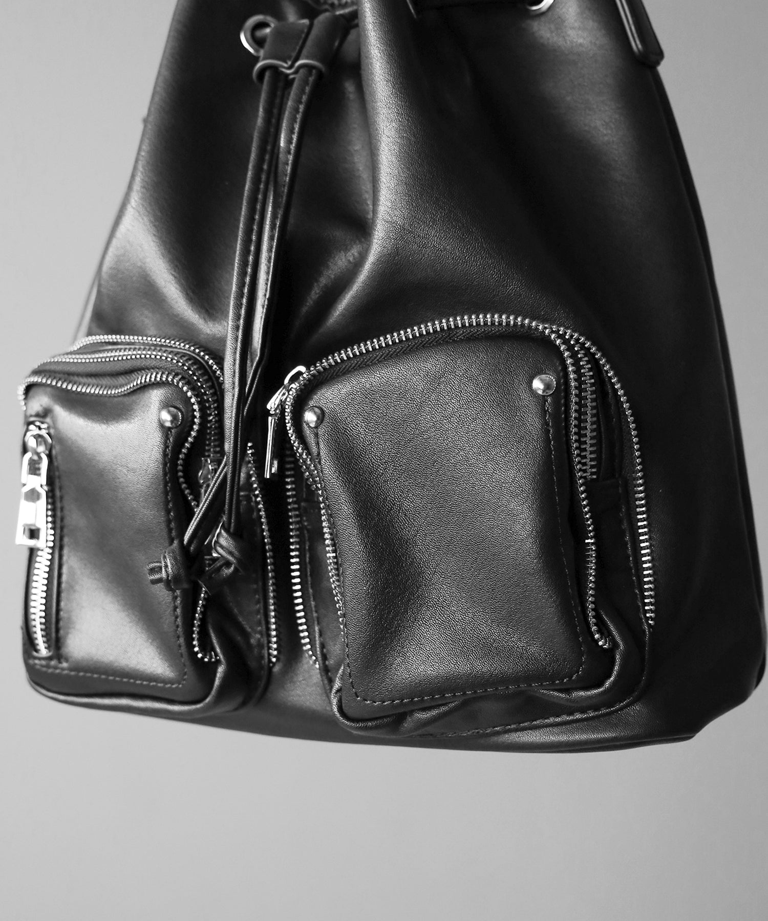【 2WAY 】ダブルジップアウトポケットフェイクレザー巾着ショルダーバッグ / ( 2WAY ) double zip out pocket fake leather drawstring shoulder bag