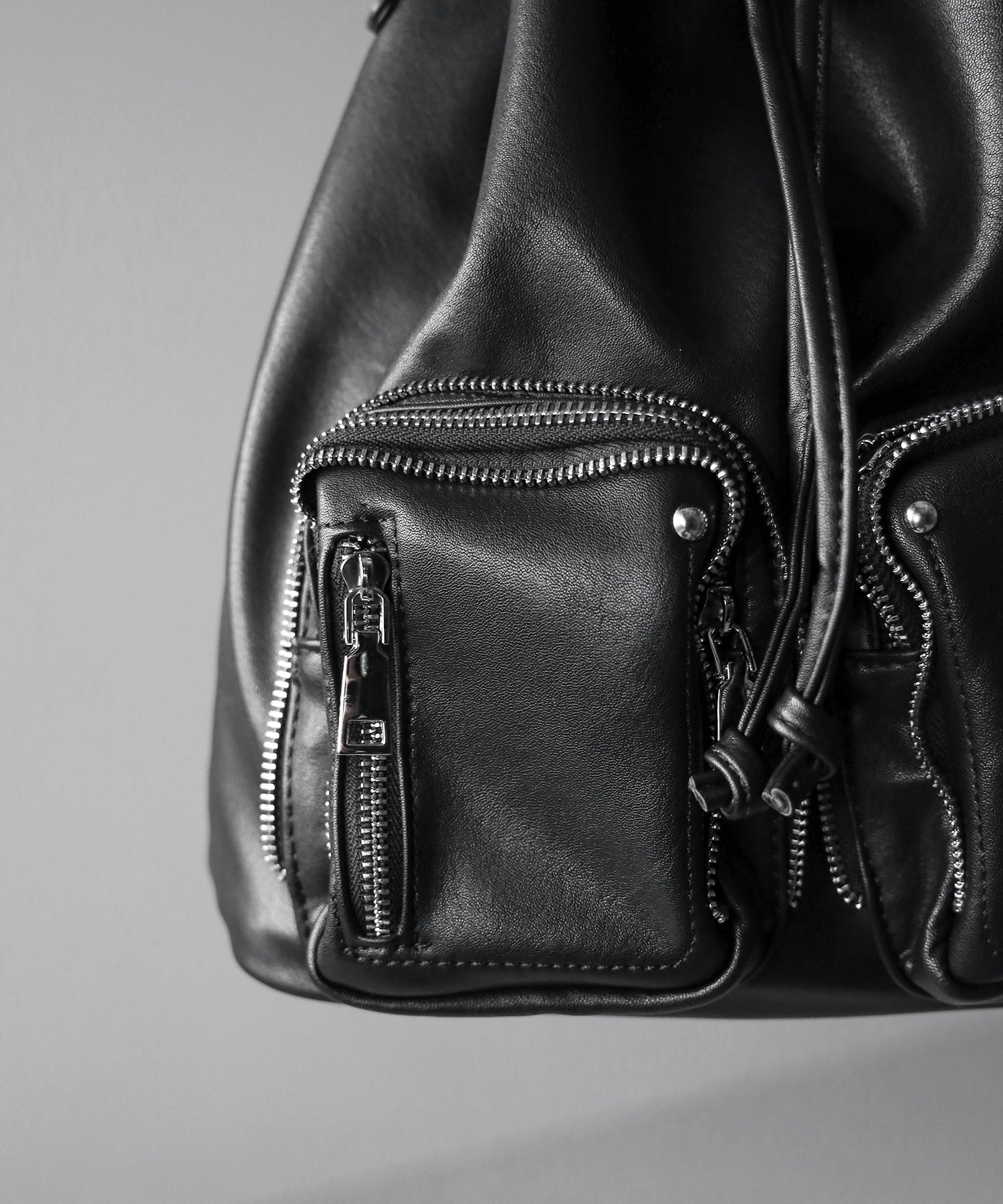 【 2WAY 】ダブルジップアウトポケットフェイクレザー巾着ショルダーバッグ / ( 2WAY ) double zip out pocket fake leather drawstring shoulder bag