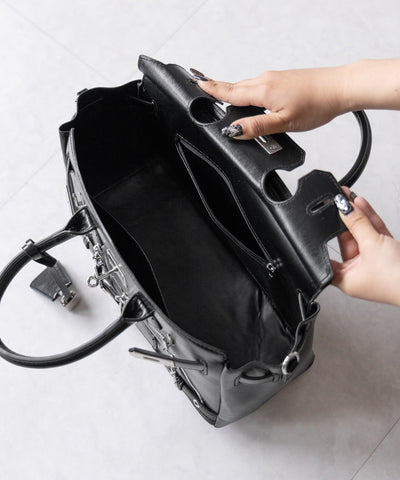 【 ショルダーストラップ付き2WAY 】ベルテッドキーチャームフラップスクエアハンドバッグ / ( 2WAY ) belted key charm flap square handbag