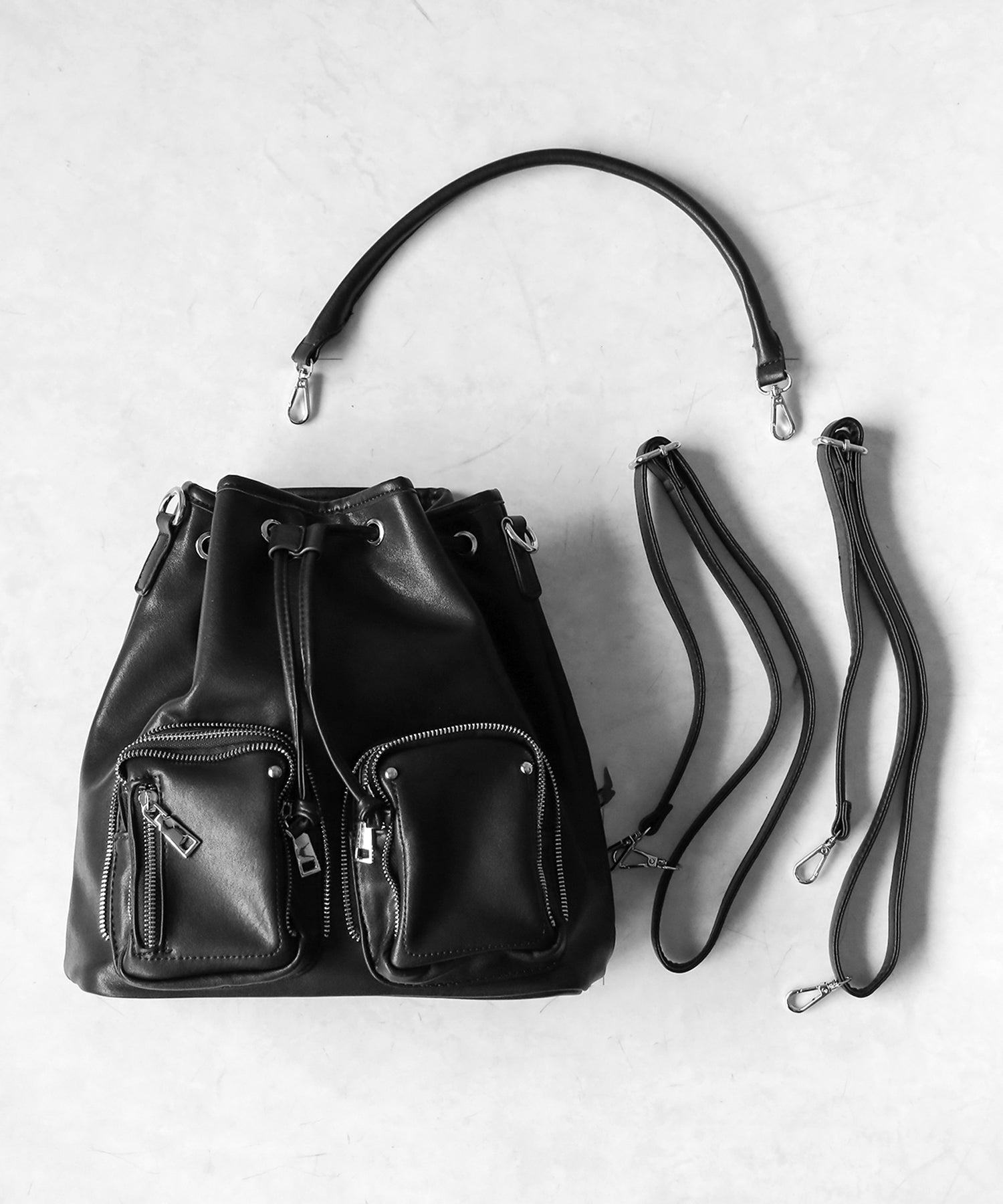 【 2WAY 】ダブルジップアウトポケットフェイクレザー巾着ショルダーバッグ / ( 2WAY ) double zip out pocket fake leather drawstring shoulder bag