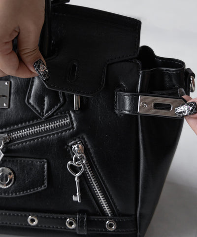 【 ショルダーストラップ付き2WAY 】ベルテッドキーチャームフラップスクエアハンドバッグ / ( 2WAY ) belted key charm flap square handbag