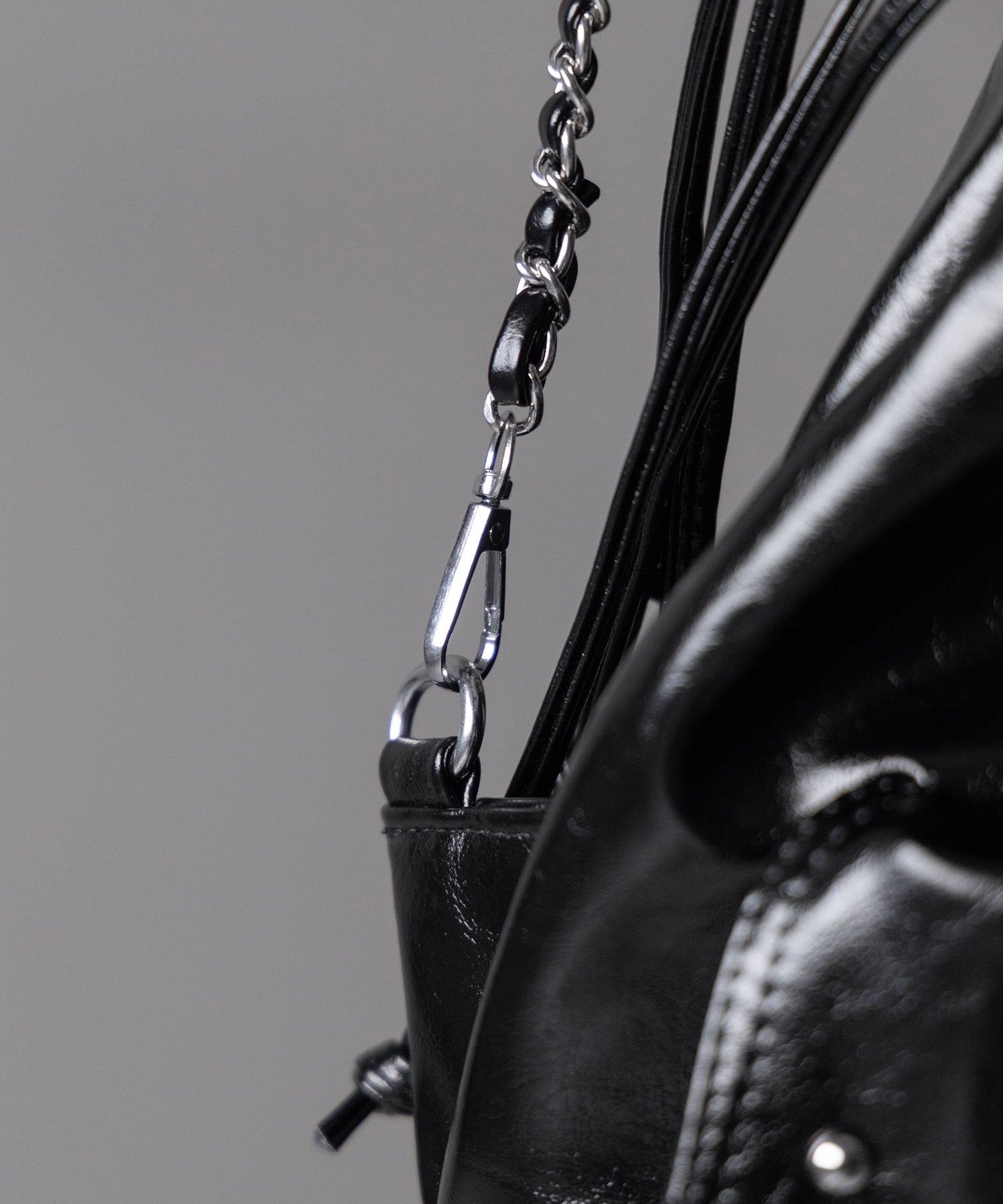 【 2WAY 】フェイクレザースタッズポケット巾着ショルダーバッグ / ( 2WAY ) fake leather studs pocket drawstring shoulder bag