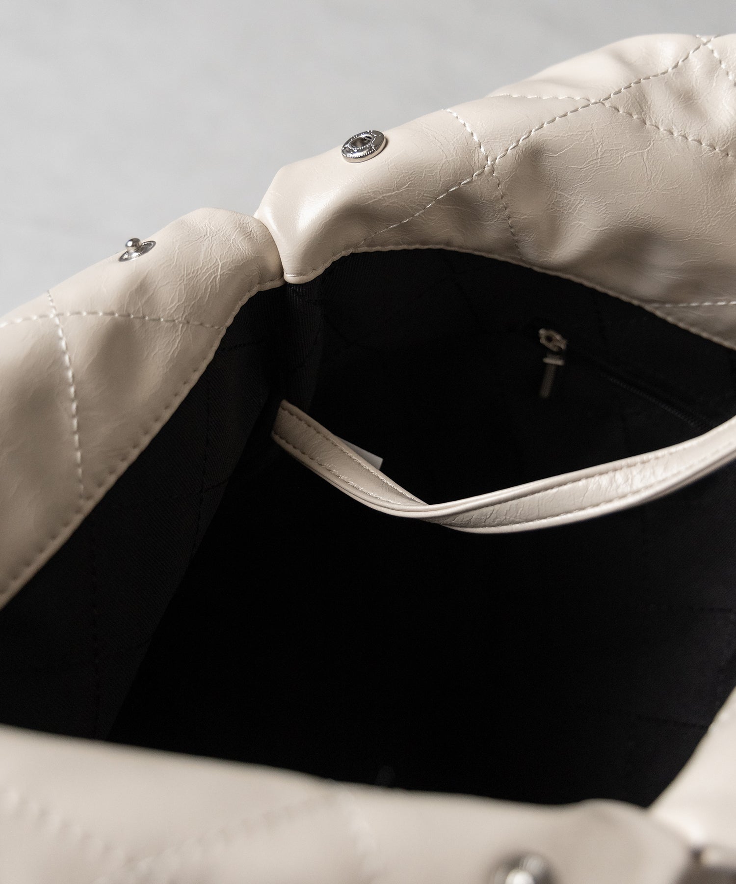 キルティングチェーントートショルダーバッグ / quilting chain tote shoulder bag