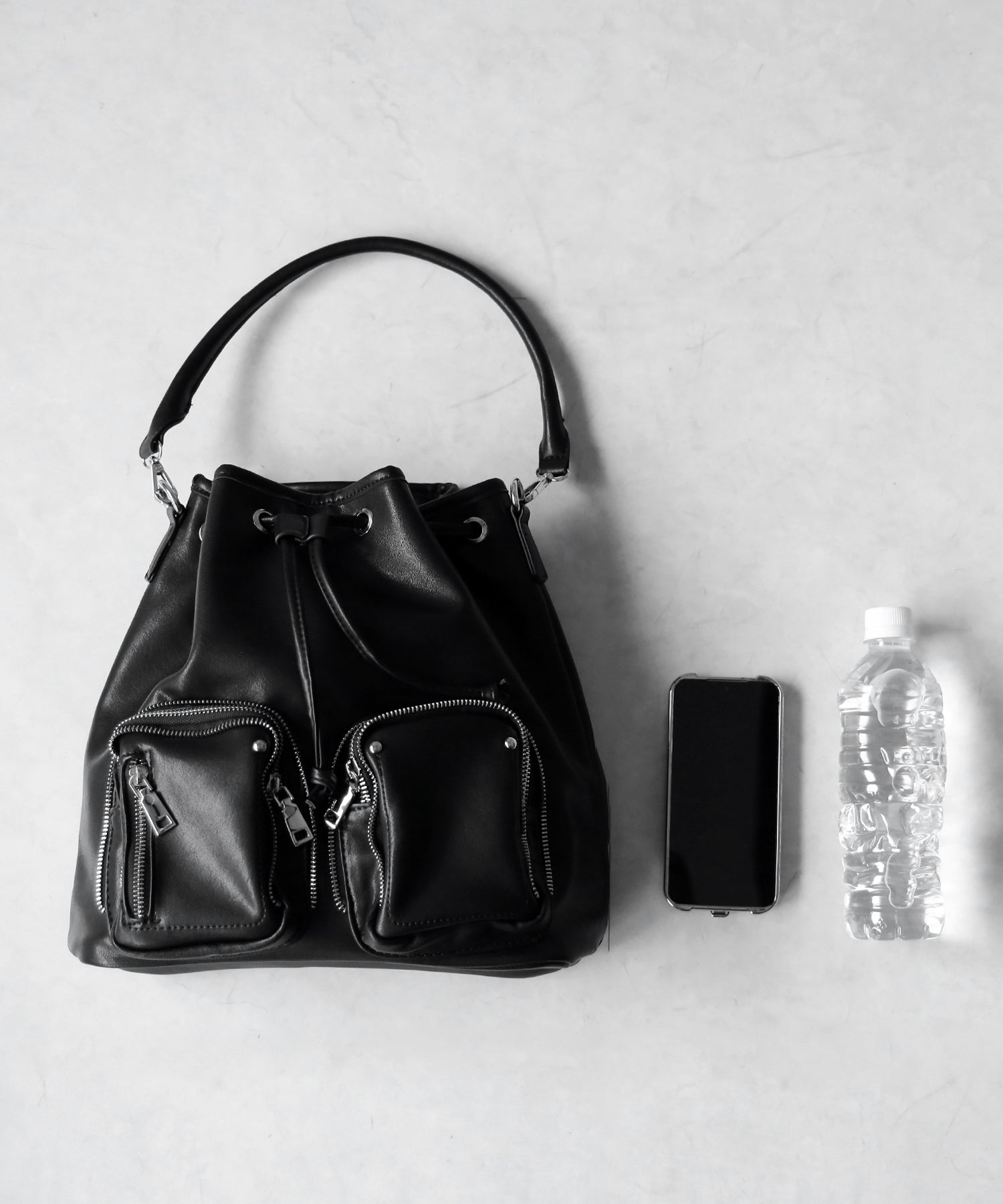 【 2WAY 】ダブルジップアウトポケットフェイクレザー巾着ショルダーバッグ / ( 2WAY ) double zip out pocket fake leather drawstring shoulder bag