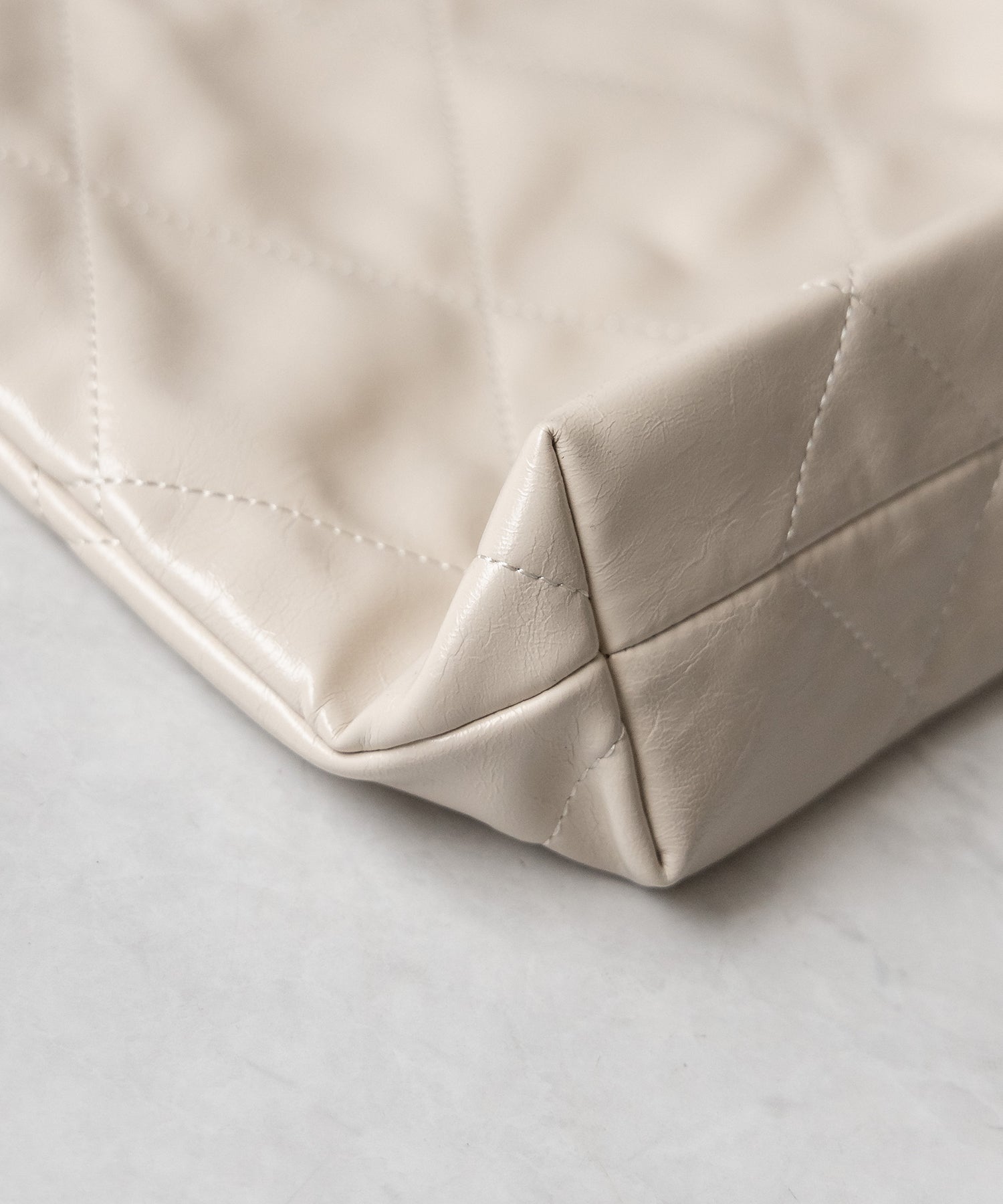 キルティングチェーントートショルダーバッグ / quilting chain tote shoulder bag