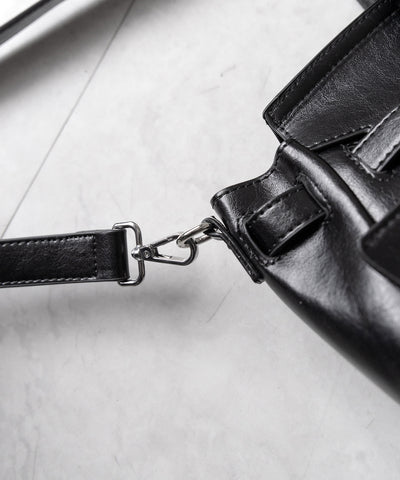 【 ショルダーストラップ付き2WAY 】ベルテッドキーチャームフラップスクエアハンドバッグ / ( 2WAY ) belted key charm flap square handbag