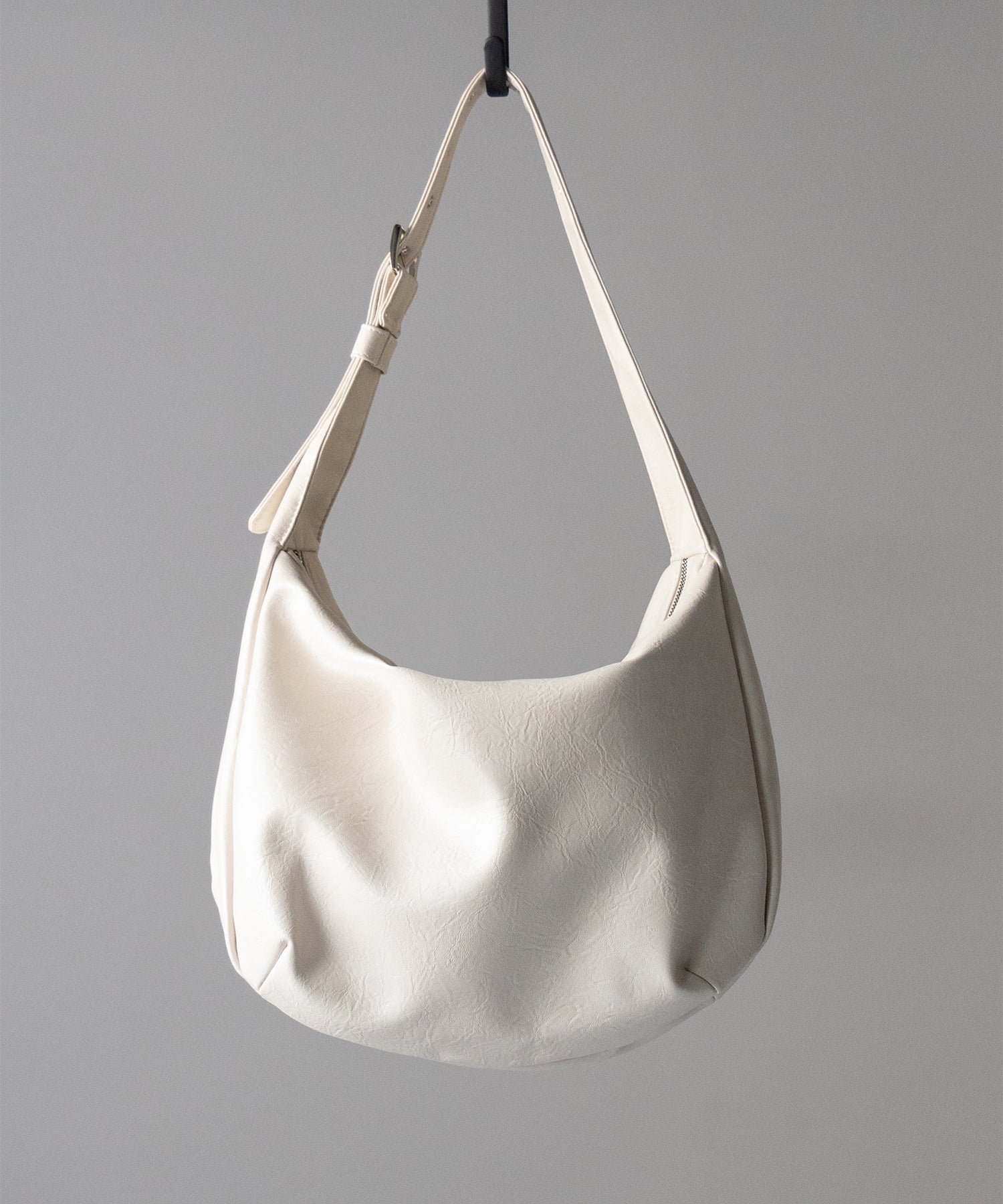【 2WAY / A4収納可 】ハトメデザインベルテッドワンハンドルショルダーバッグ / Eyelet design belted onehandle shoulder bag