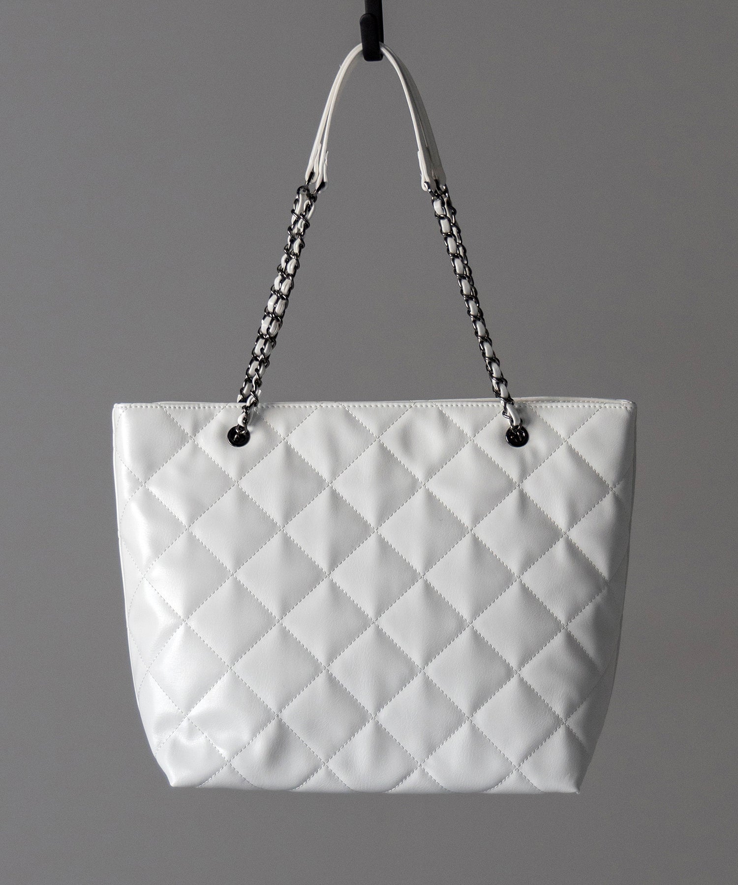 【 A4収納可 】キルティングチェーンスクエアトートショルダーバッグ / quilting chain square tote shoulder bag