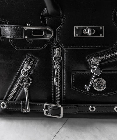 【 ショルダーストラップ付き2WAY 】ベルテッドキーチャームフラップスクエアハンドバッグ / ( 2WAY ) belted key charm flap square handbag