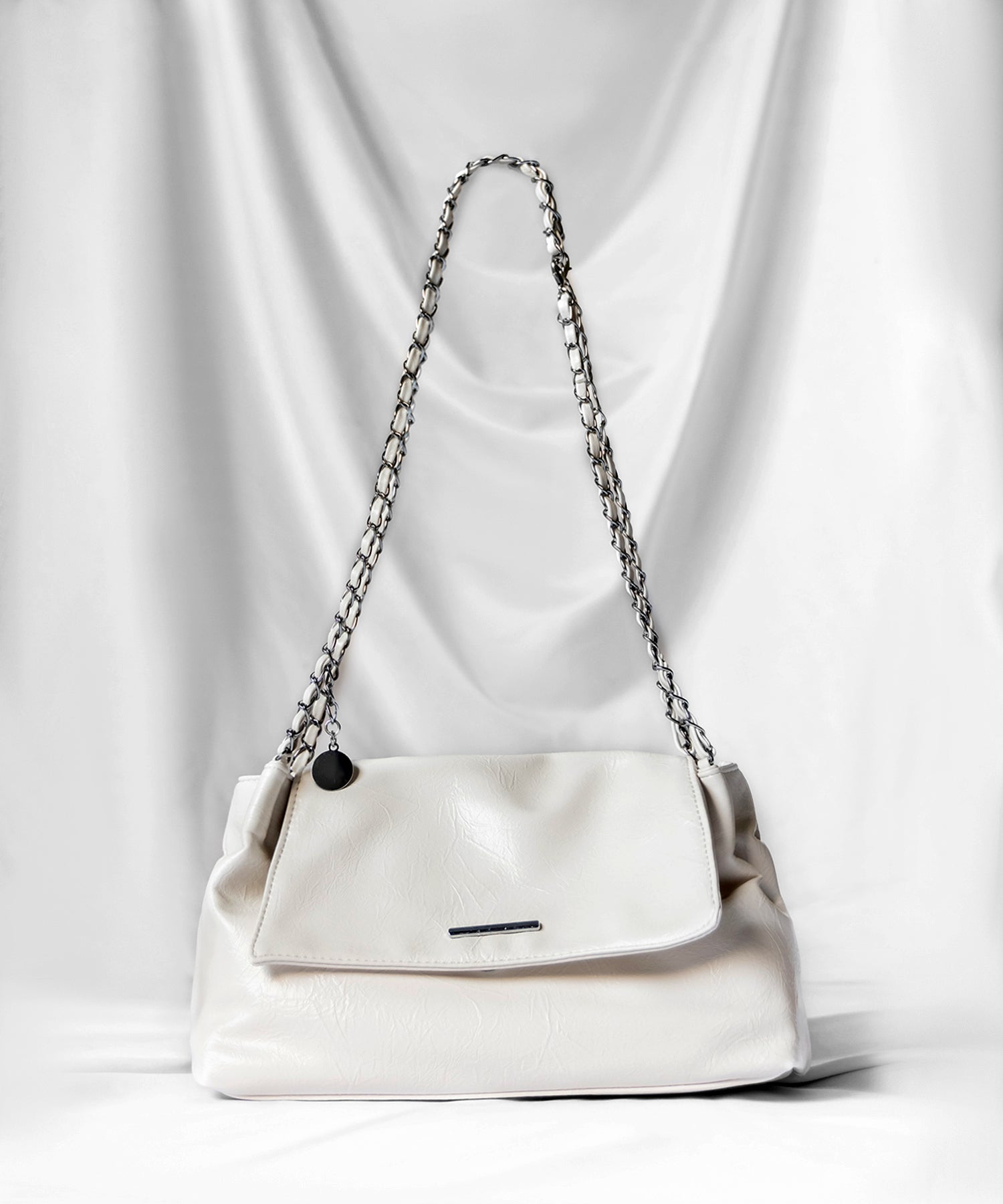 チェーンフェイクレザーフラップショルダーバッグ / chain fake leather flap shoulder bag