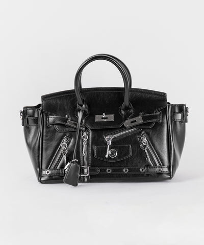 【 ショルダーストラップ付き2WAY 】ベルテッドキーチャームフラップスクエアハンドバッグ / ( 2WAY ) belted key charm flap square handbag