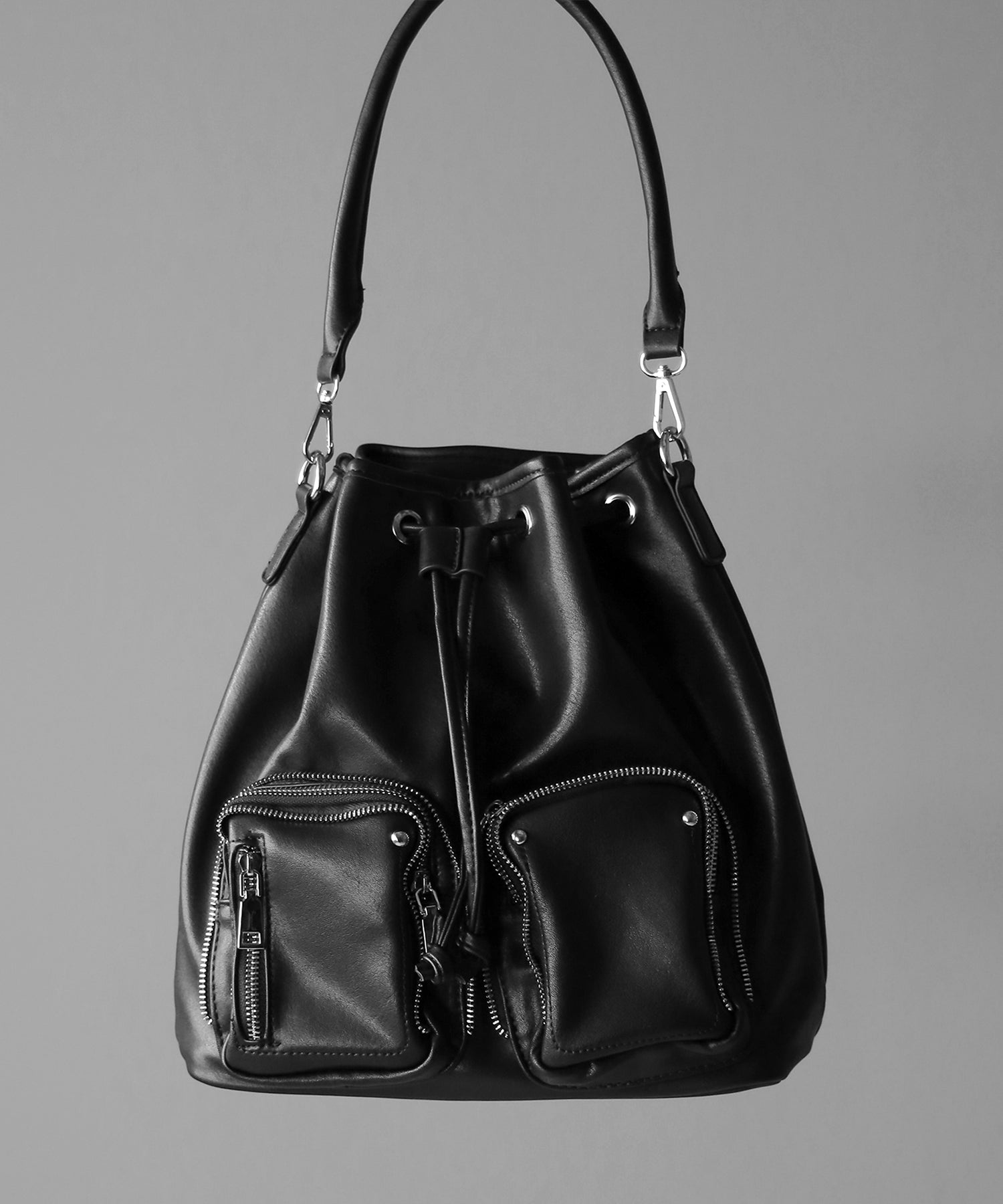 【 2WAY 】ダブルジップアウトポケットフェイクレザー巾着ショルダーバッグ / ( 2WAY ) double zip out pocket fake leather drawstring shoulder bag