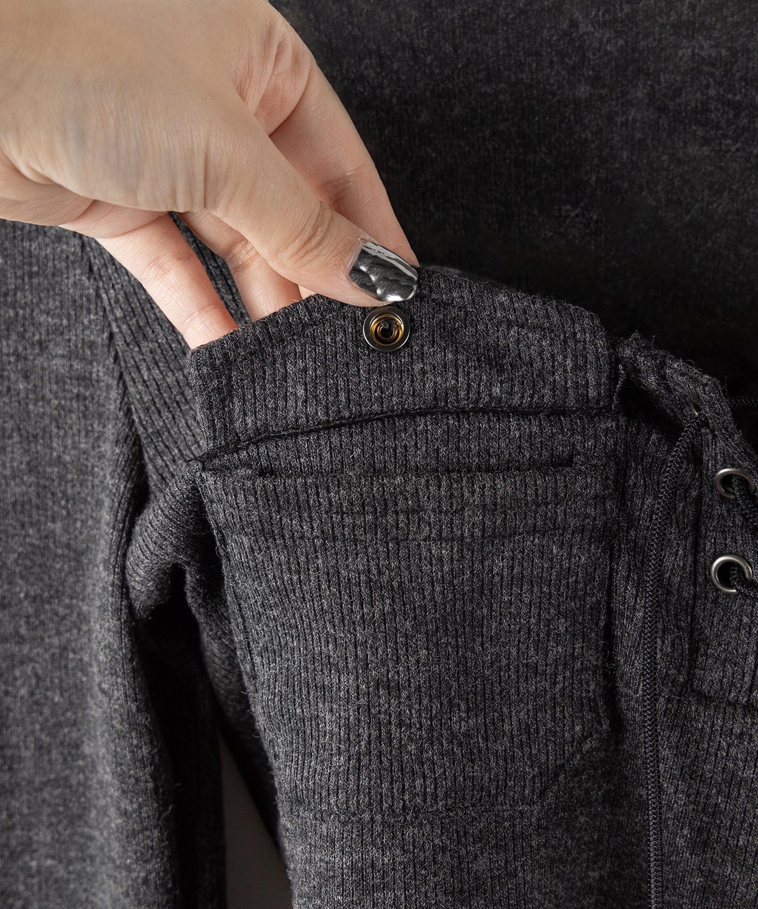 レースアップアウトポケットスリムリブトップス / lace up out pocket slim ribbed tops