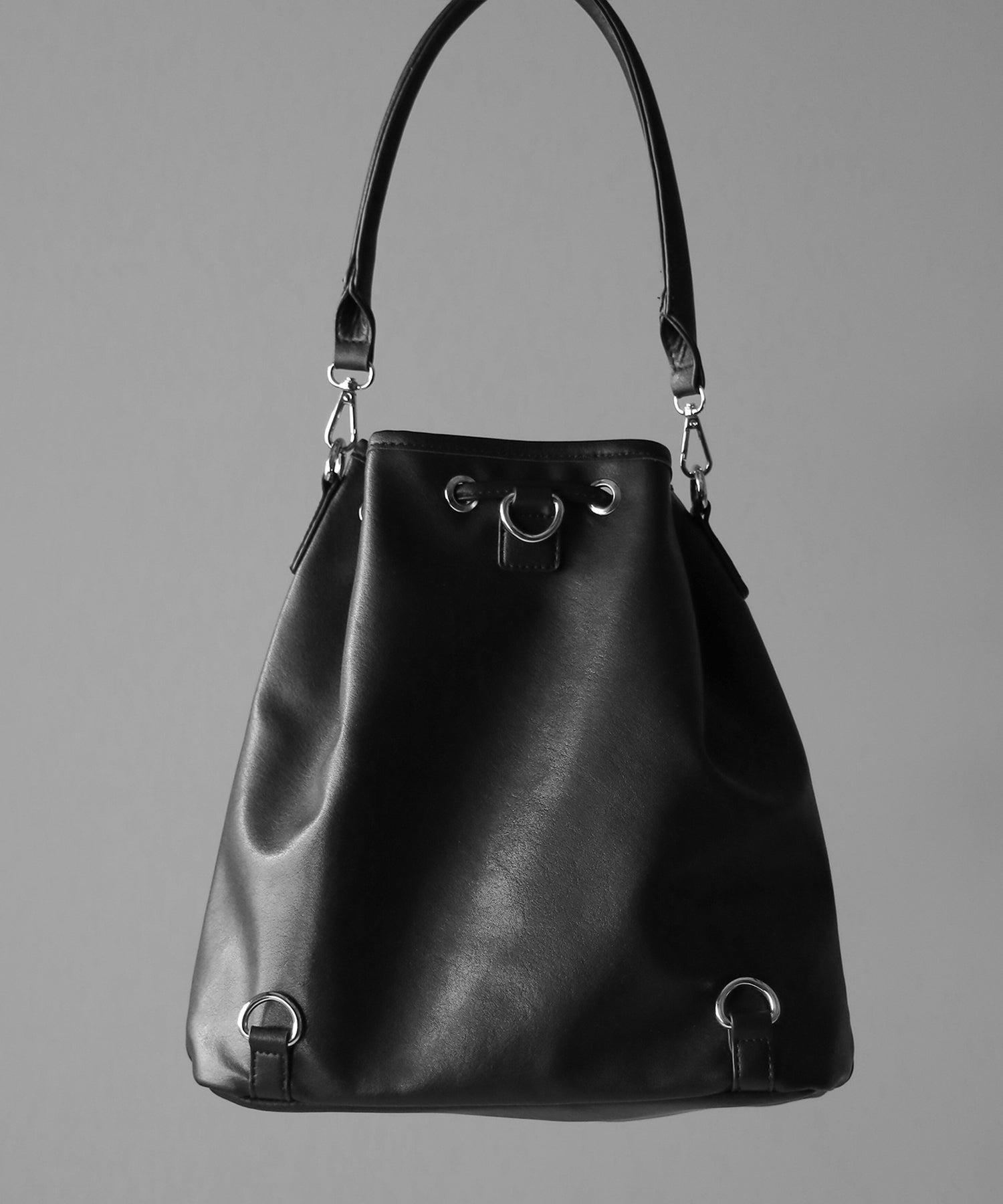 【 2WAY 】ダブルジップアウトポケットフェイクレザー巾着ショルダーバッグ / ( 2WAY ) double zip out pocket fake leather drawstring shoulder bag