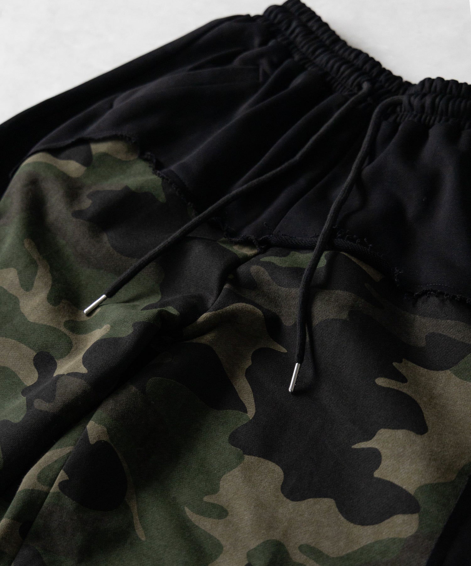 【 裾絞り可能2WAY 】カモフラドッキングミリタリーワイドスウェットパンツ / camouflage docking military wide sweat pants