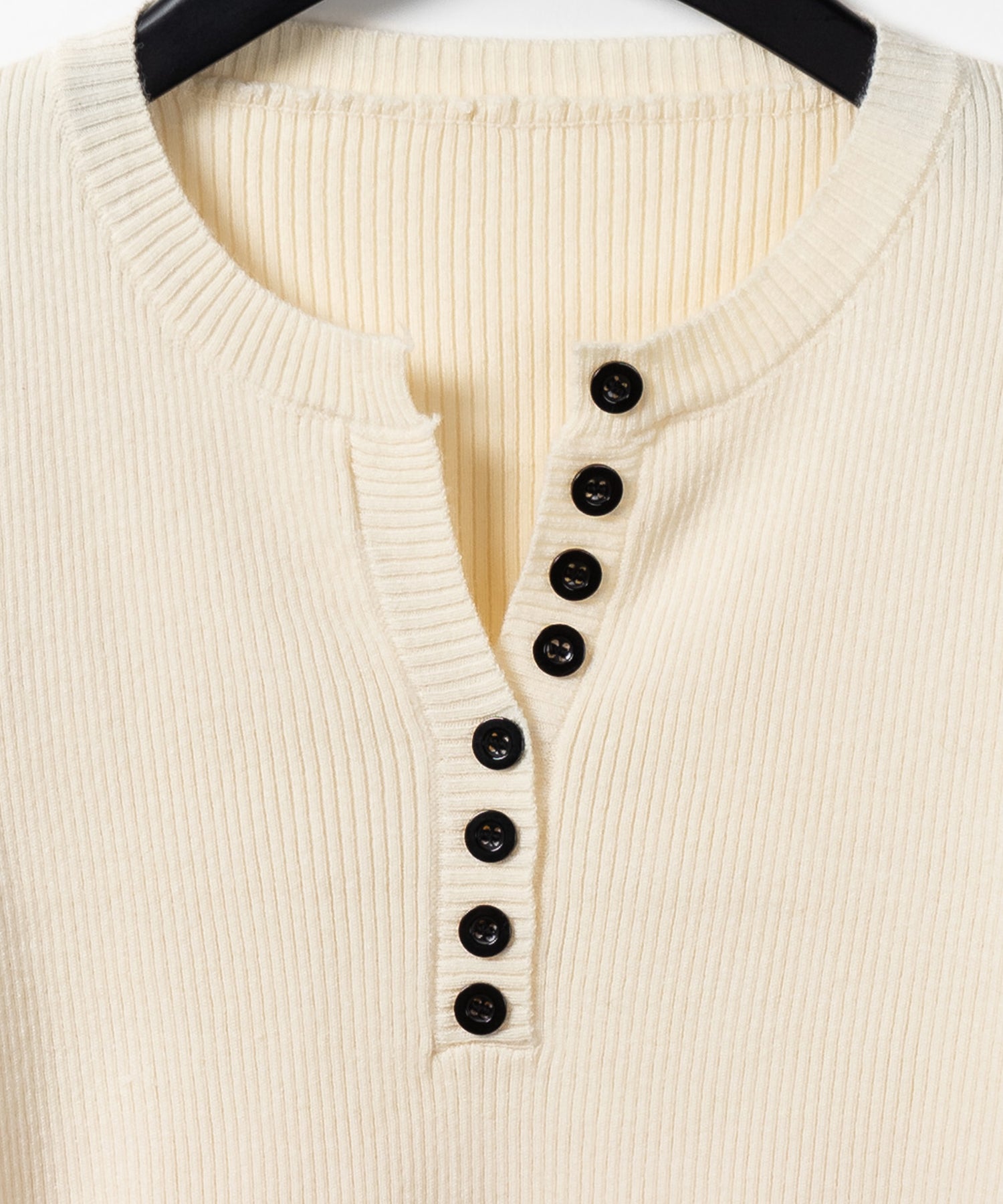 キーネックボタンデザインクロップドリブニット