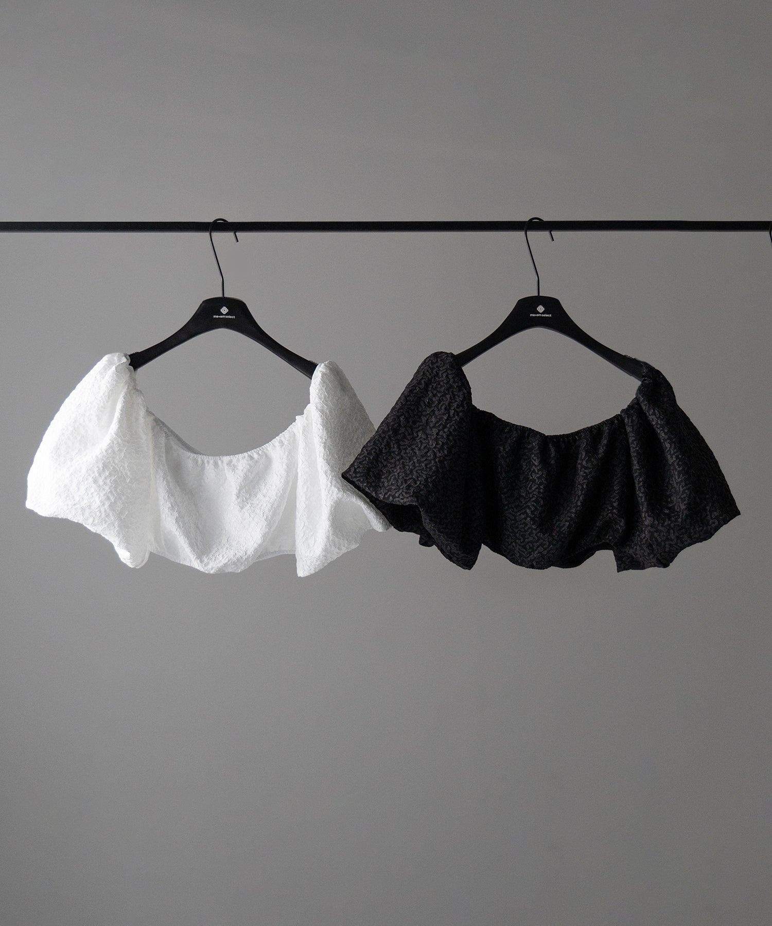【 2color 】オフショルダーボリュームパフショートブラウス / off shoulder volume puff short blouse