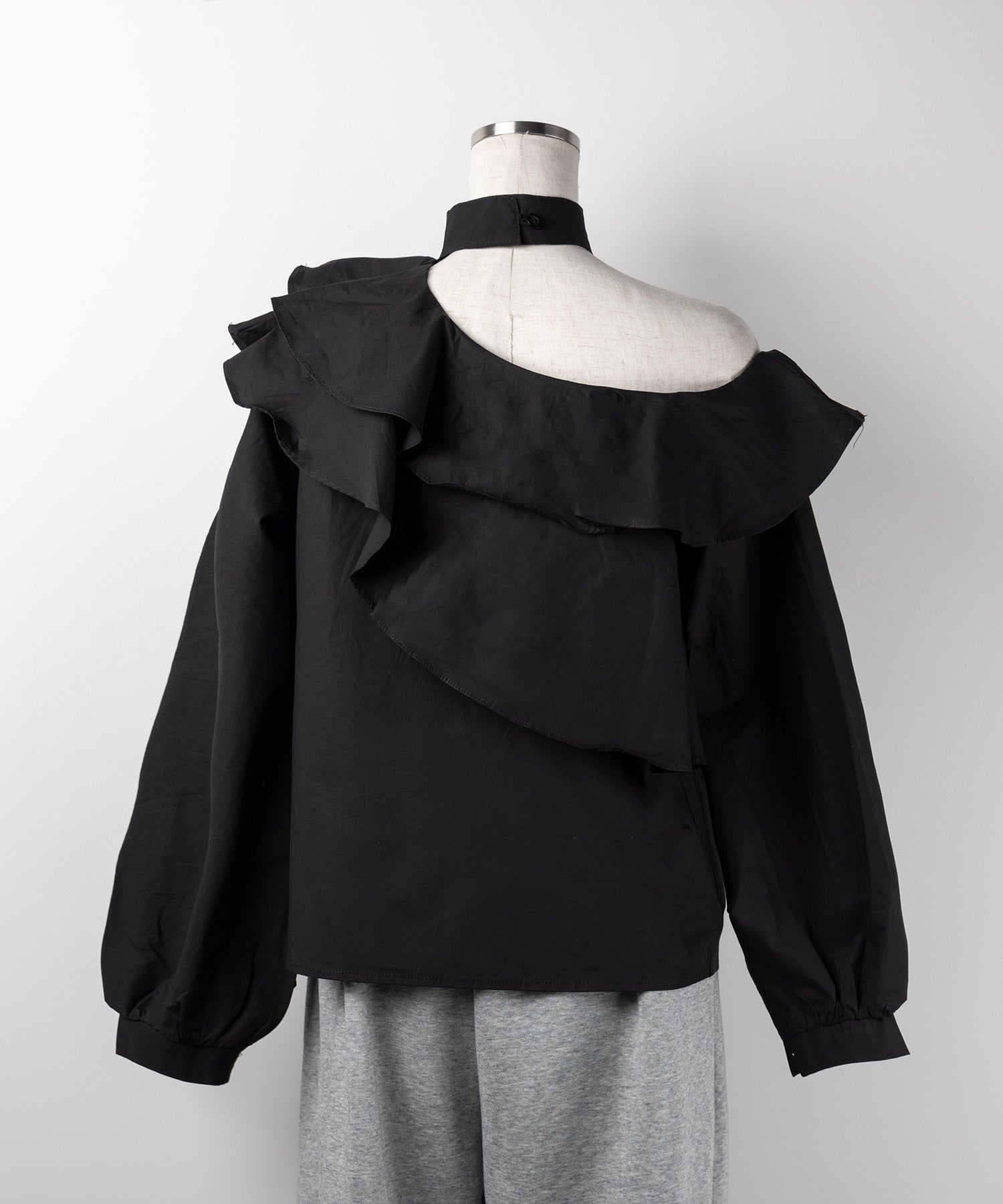 【 2color 】チョーカーフリルワンショルダーブラウス / choker frill one shoulder blouse