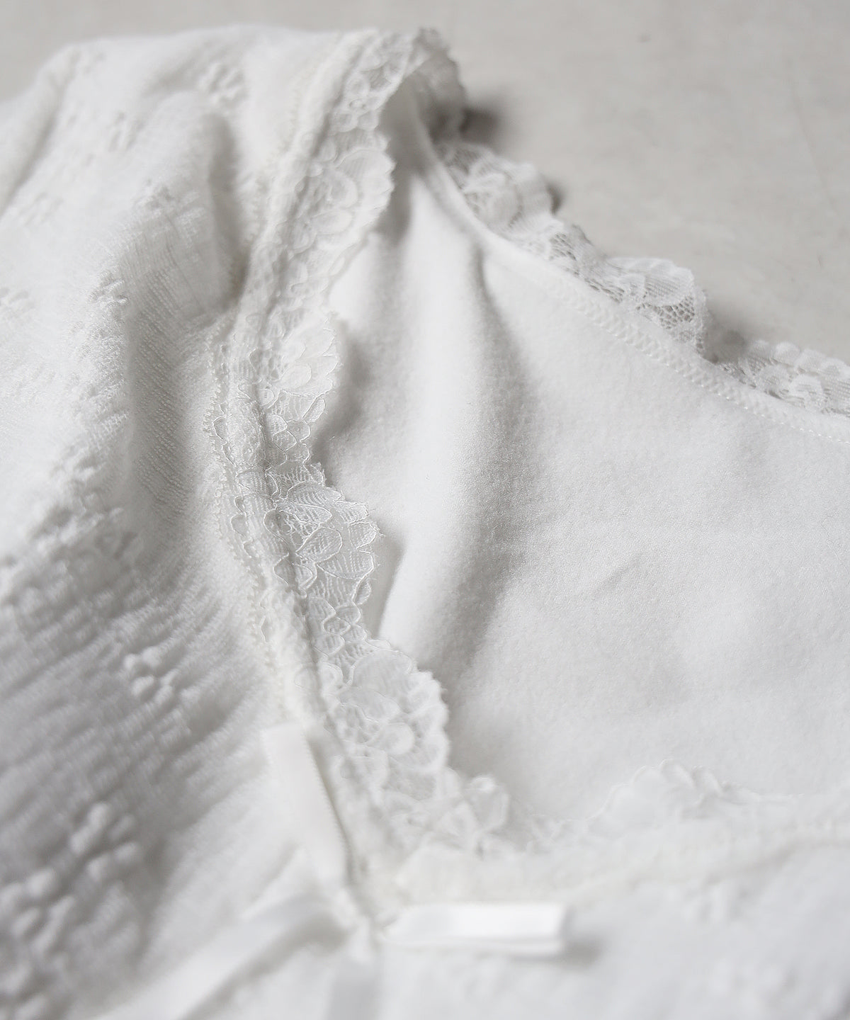 フロントリボンVネックレイヤードレーストップス / front ribbon v-neck layered lace tops