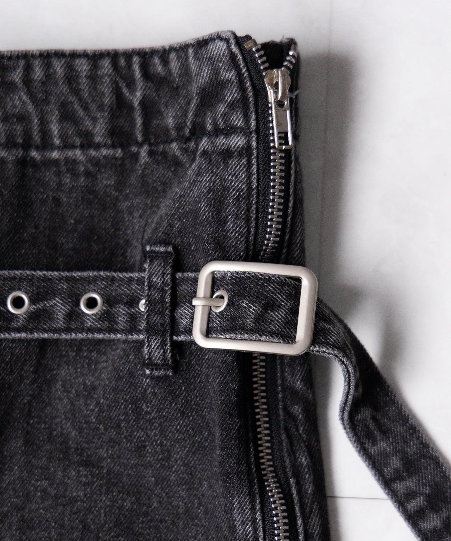 ベルテッドサイドジップデニムレッグカバー / Belted side zip denim leg cover