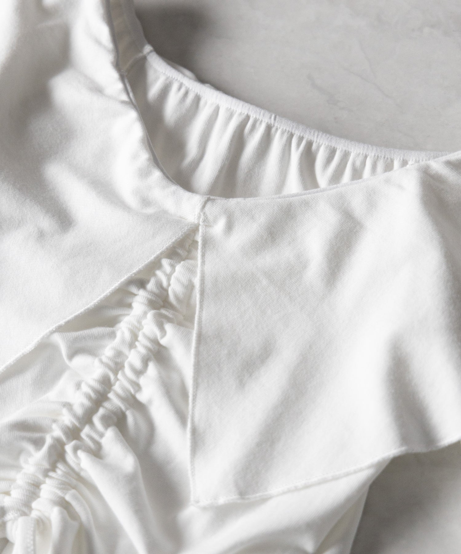 【 2color 】シャーリングフロントスリットオフショルトップス / shirring front slit offshoulder tops