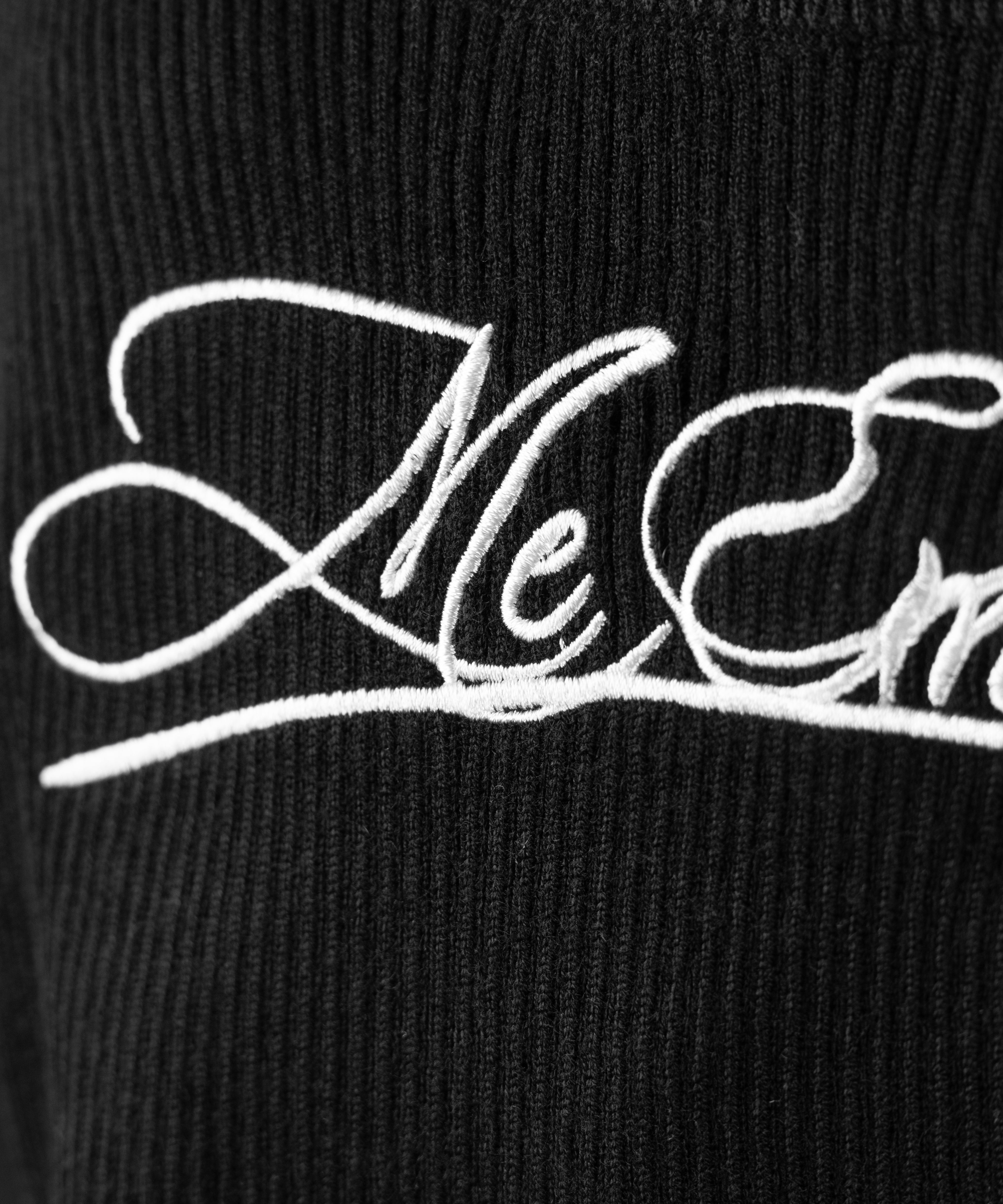 レタリングロゴ刺繍スクエアネックショートリブニットトップス / lettering logo embroidery square neck short rib knit tops