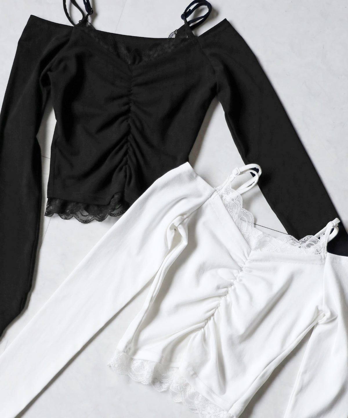 レースレイヤードギャザーオフショル長袖Tシャツ / lace layered gather off-shoulder long-sleeved T-shirts