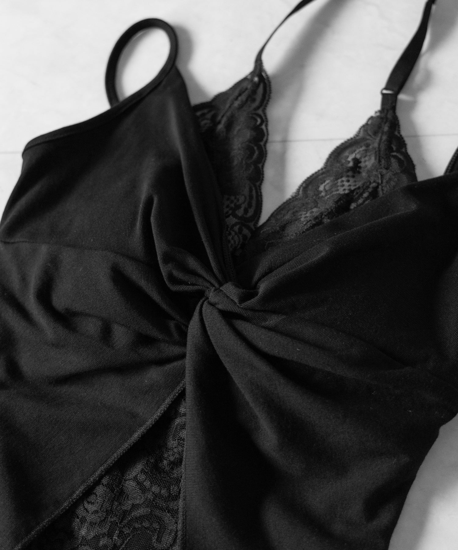 レースレイヤードクロスデザインキャミソール / lace layered cross design camisole