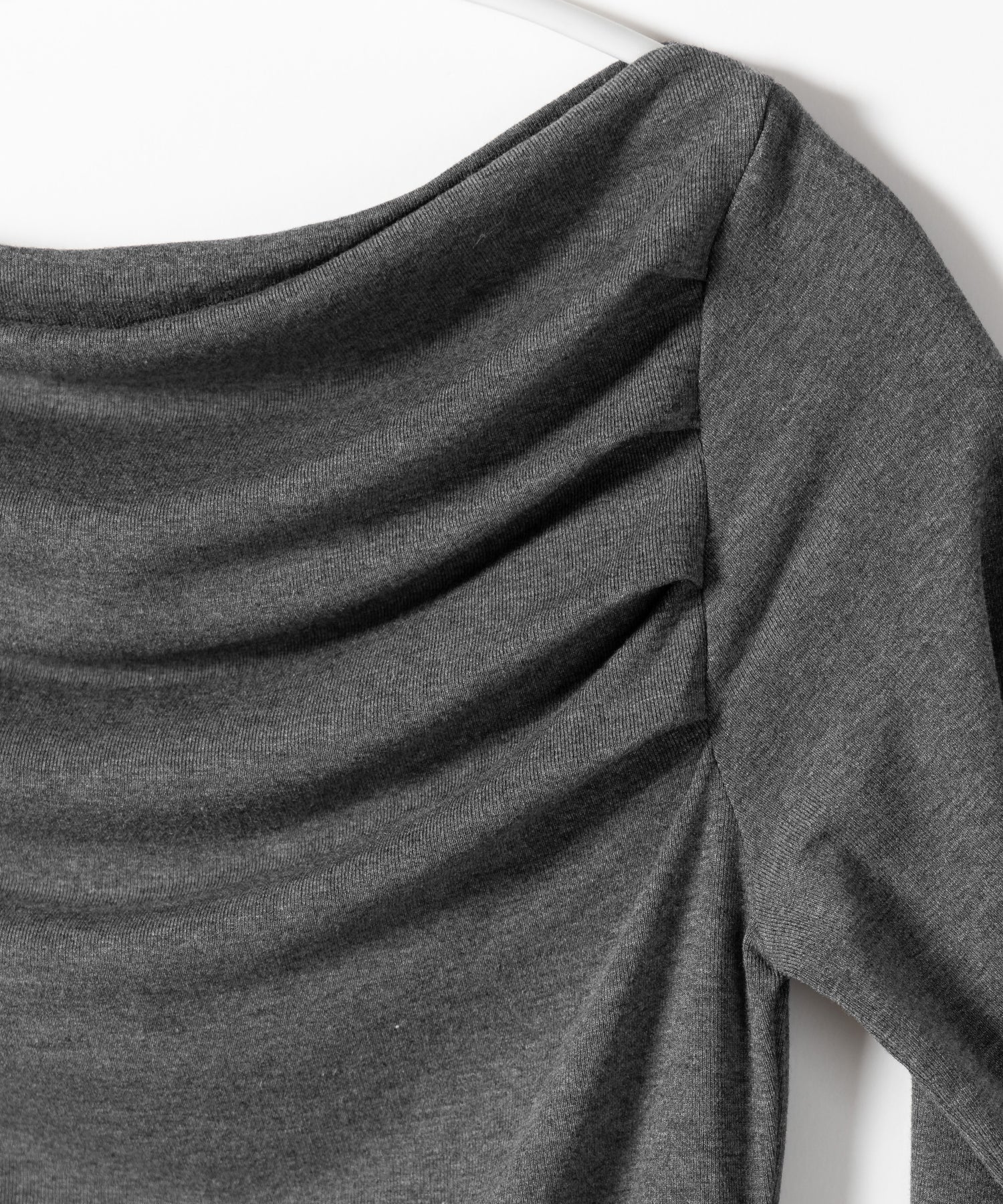 タックデザインドレープオフショルダートップス