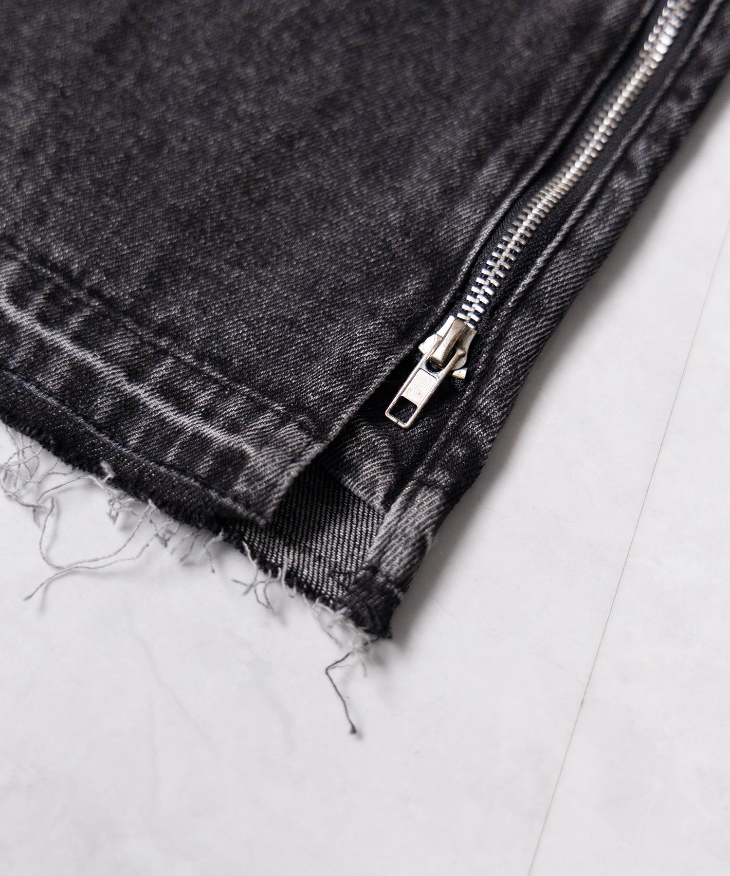 ベルテッドサイドジップデニムレッグカバー / Belted side zip denim leg cover