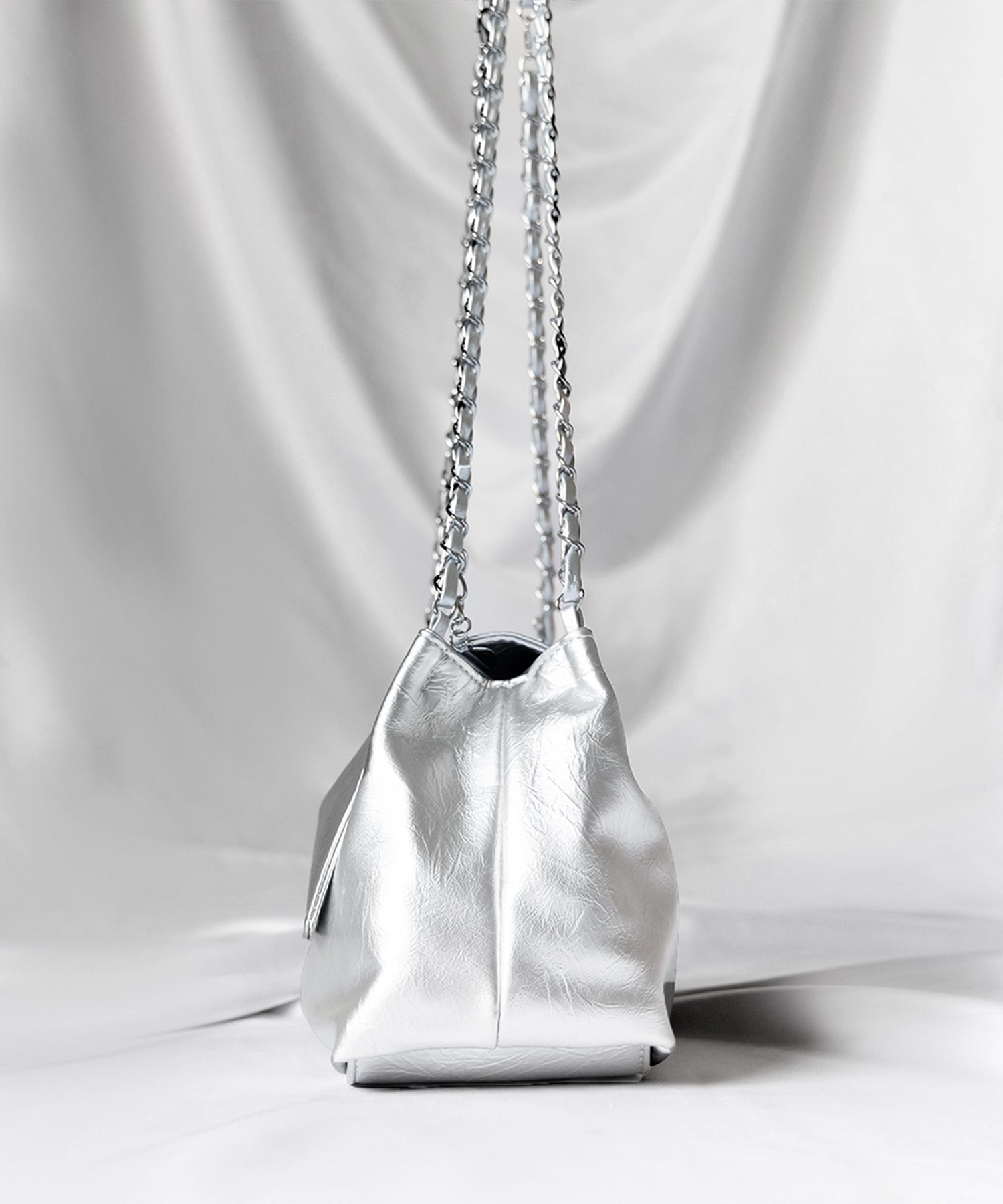 チェーンフェイクレザーフラップショルダーバッグ / chain fake leather flap shoulder bag