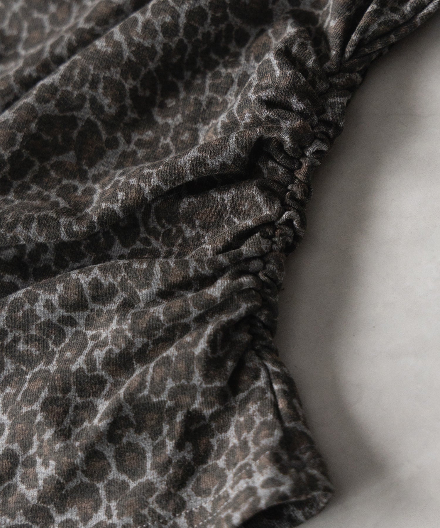 【 2color 】レオパードヘンリーネックオフショルトップス / leopard henley neck off-shoulder tops