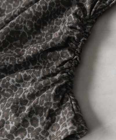 レオパードヘンリーネックオフショルトップス / leopard henley neck off-shoulder tops
