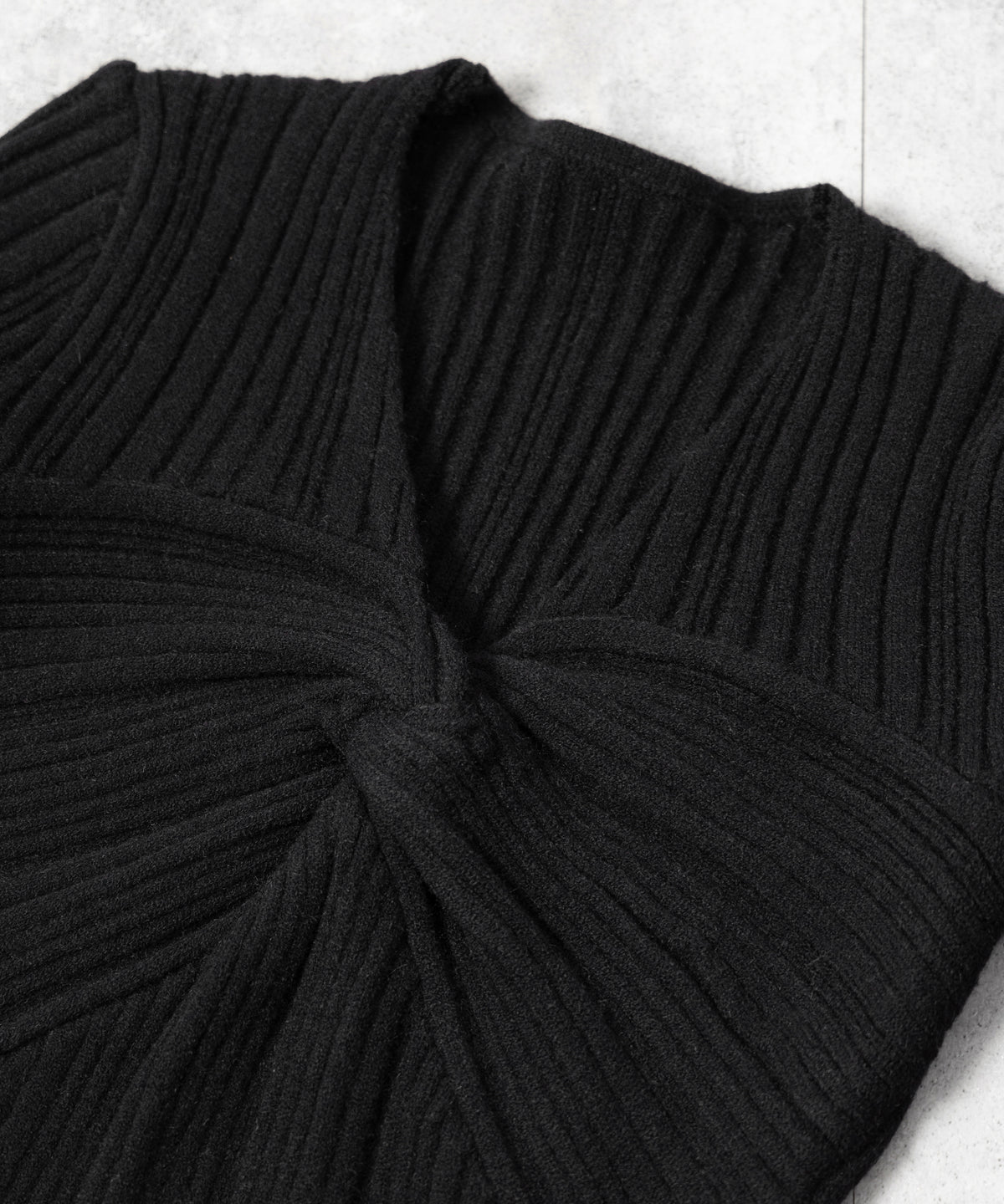 Ⅴネックツイストリブニットトップス / V-neck twisted rib knit tops