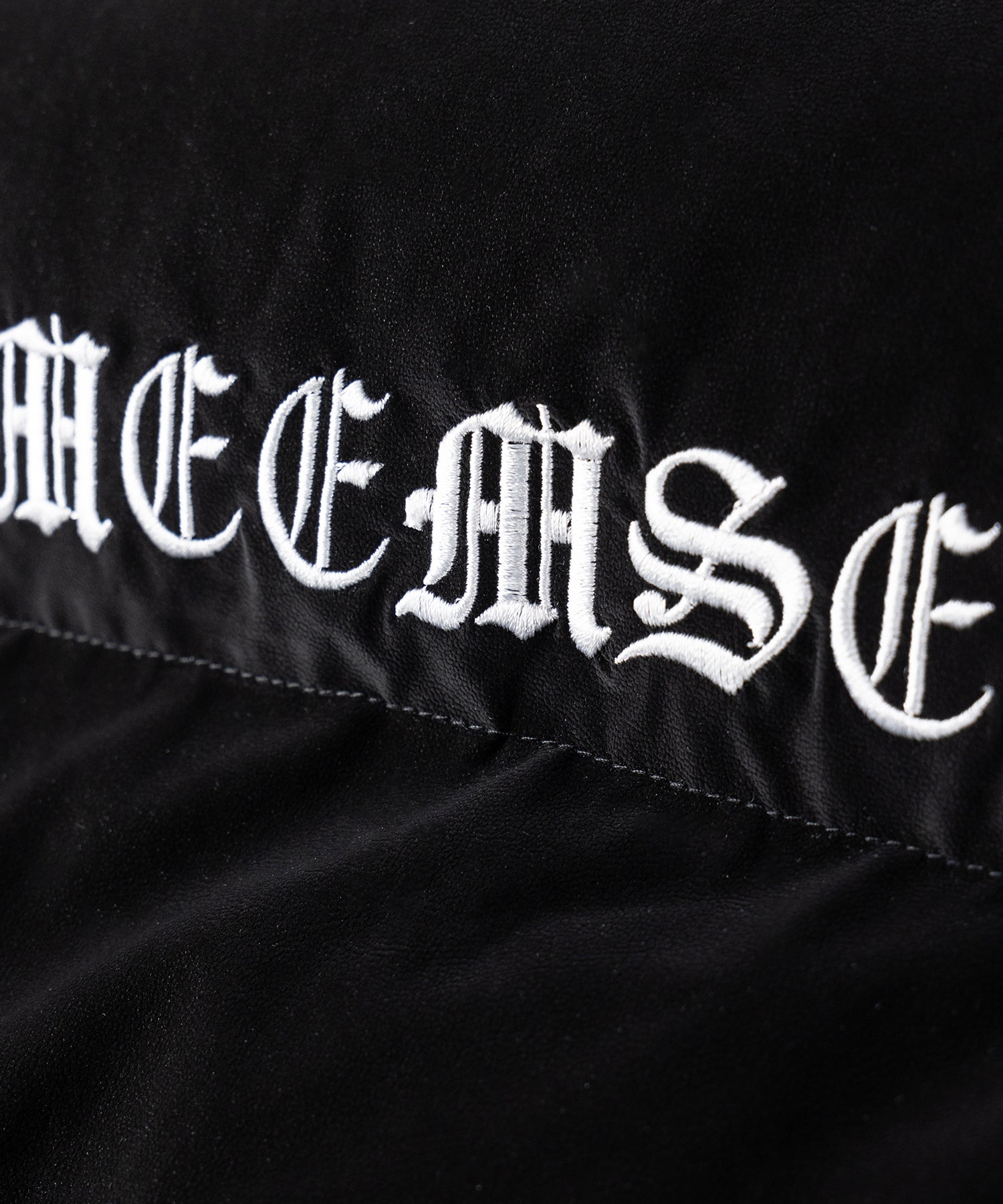 【 大好評につきロゴ無しバージョン追加! 】グランジロゴ刺繍ショートパフダウンジャケット / grunge logo embroidery short puff down jacket