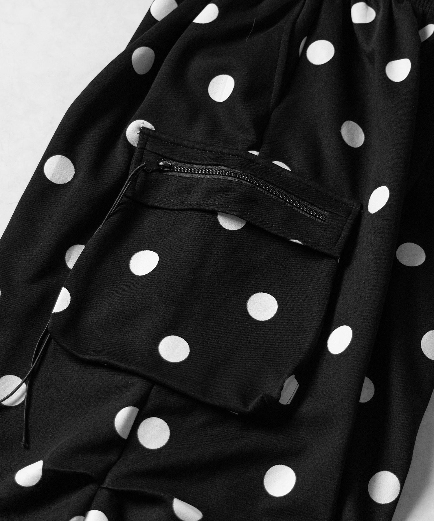 【 裾絞り可能2WAY 】ドットドローコードタックワイドカーゴスウェットパンツ / Dot drawcord tuck wide cargo sweatpants