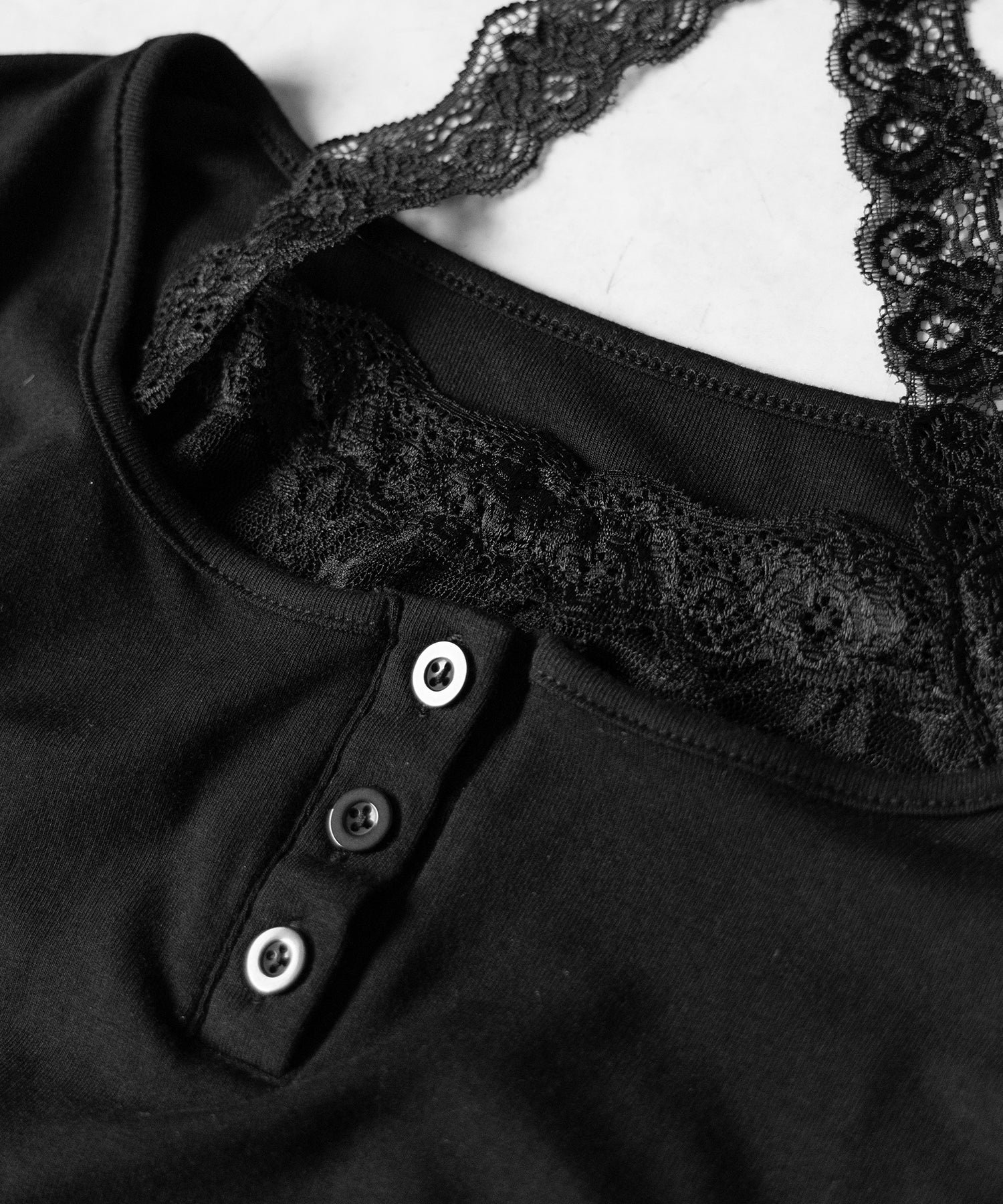 レースレイヤードホルターヘンリーネック半袖Tシャツ / lace layered halter henley neck short sleeve T-shirt