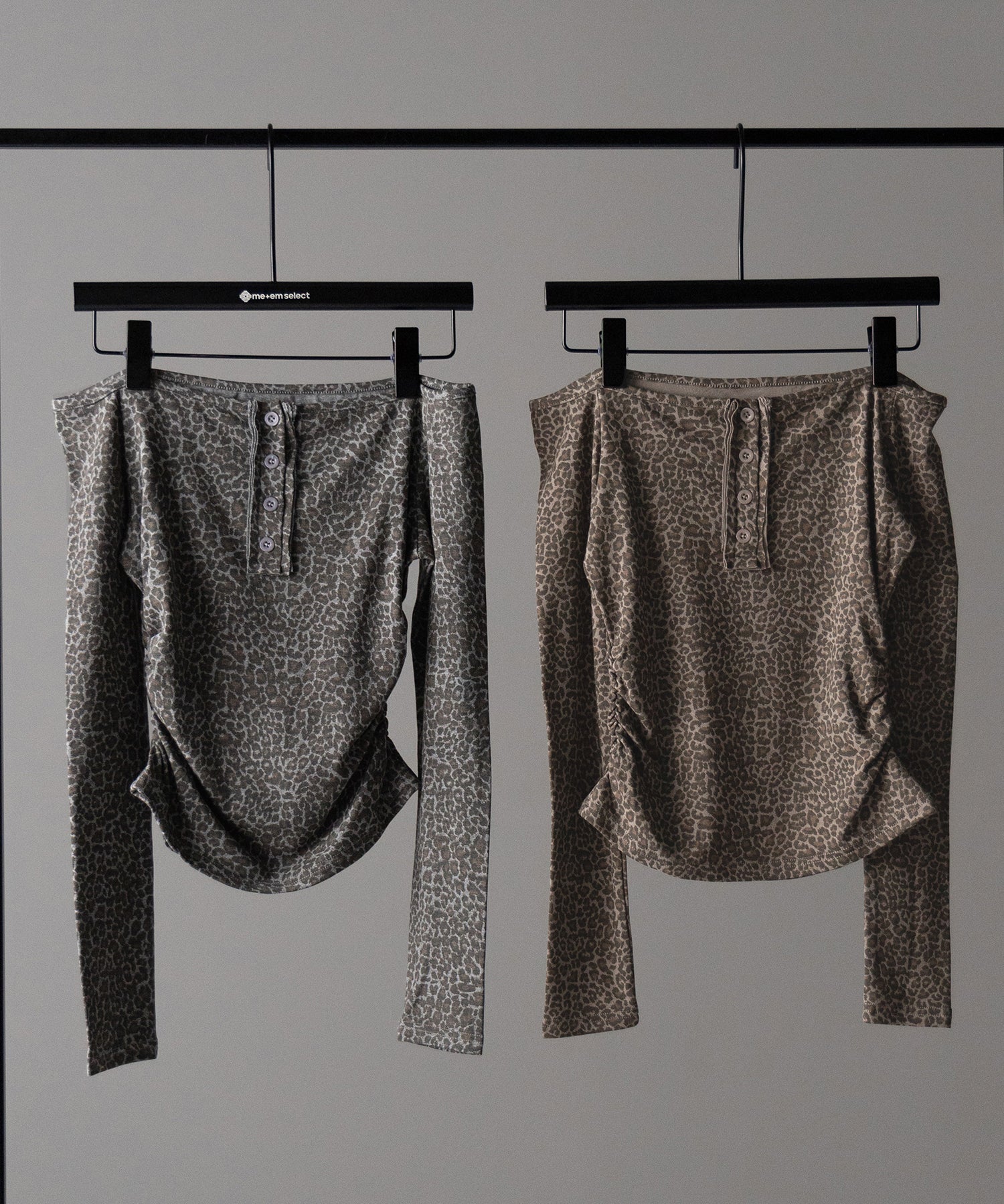 【 2color 】レオパードヘンリーネックオフショルトップス / leopard henley neck off-shoulder tops