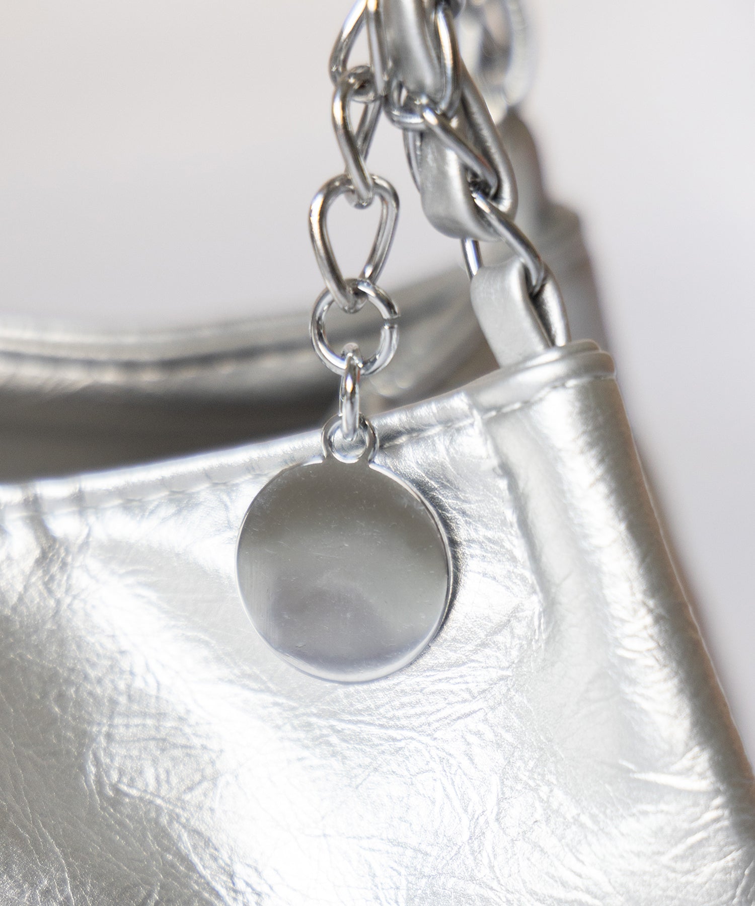 チェーンフェイクレザーフラップショルダーバッグ / chain fake leather flap shoulder bag